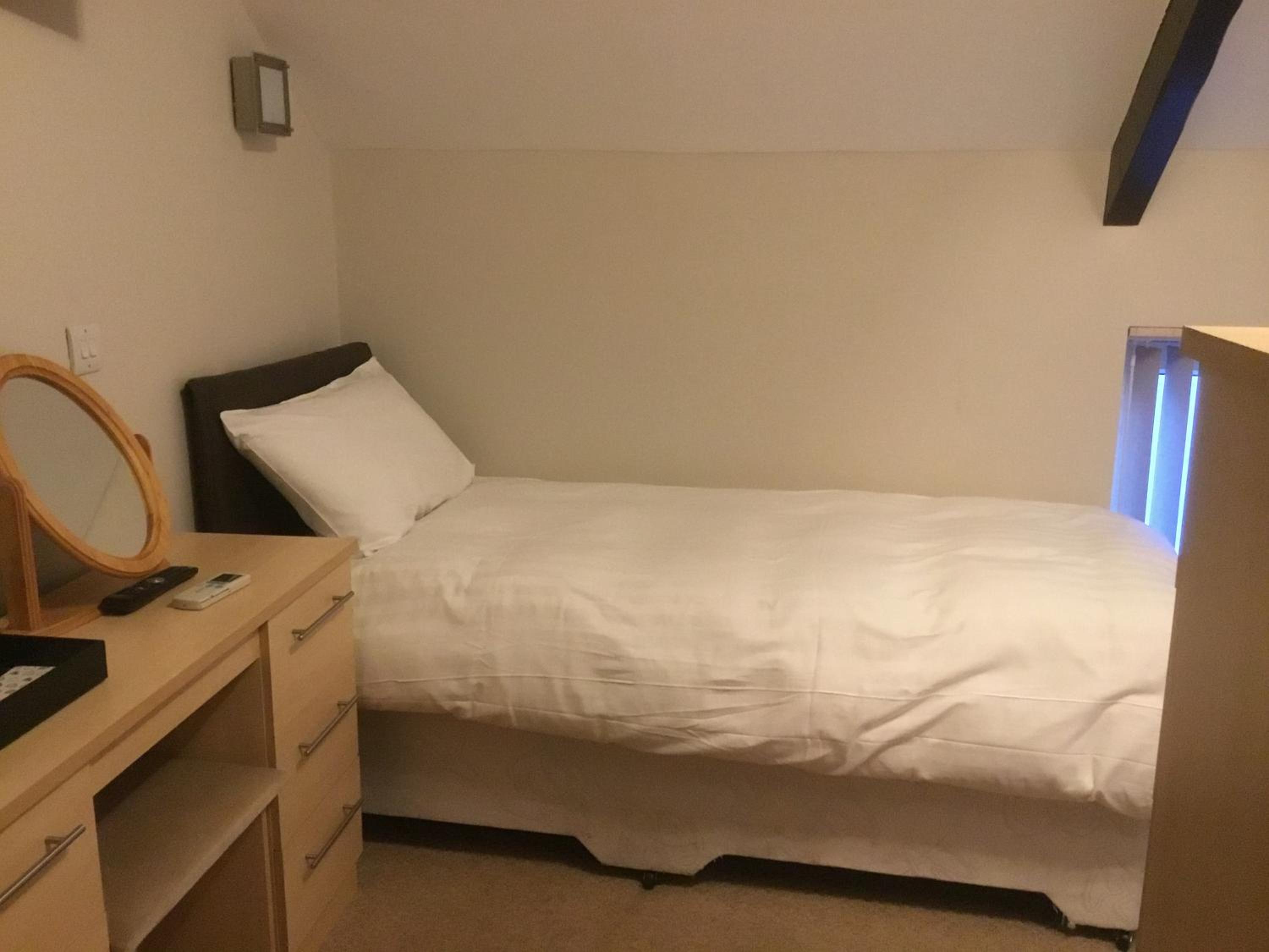 Twin Room - Disability Access - Photo 1