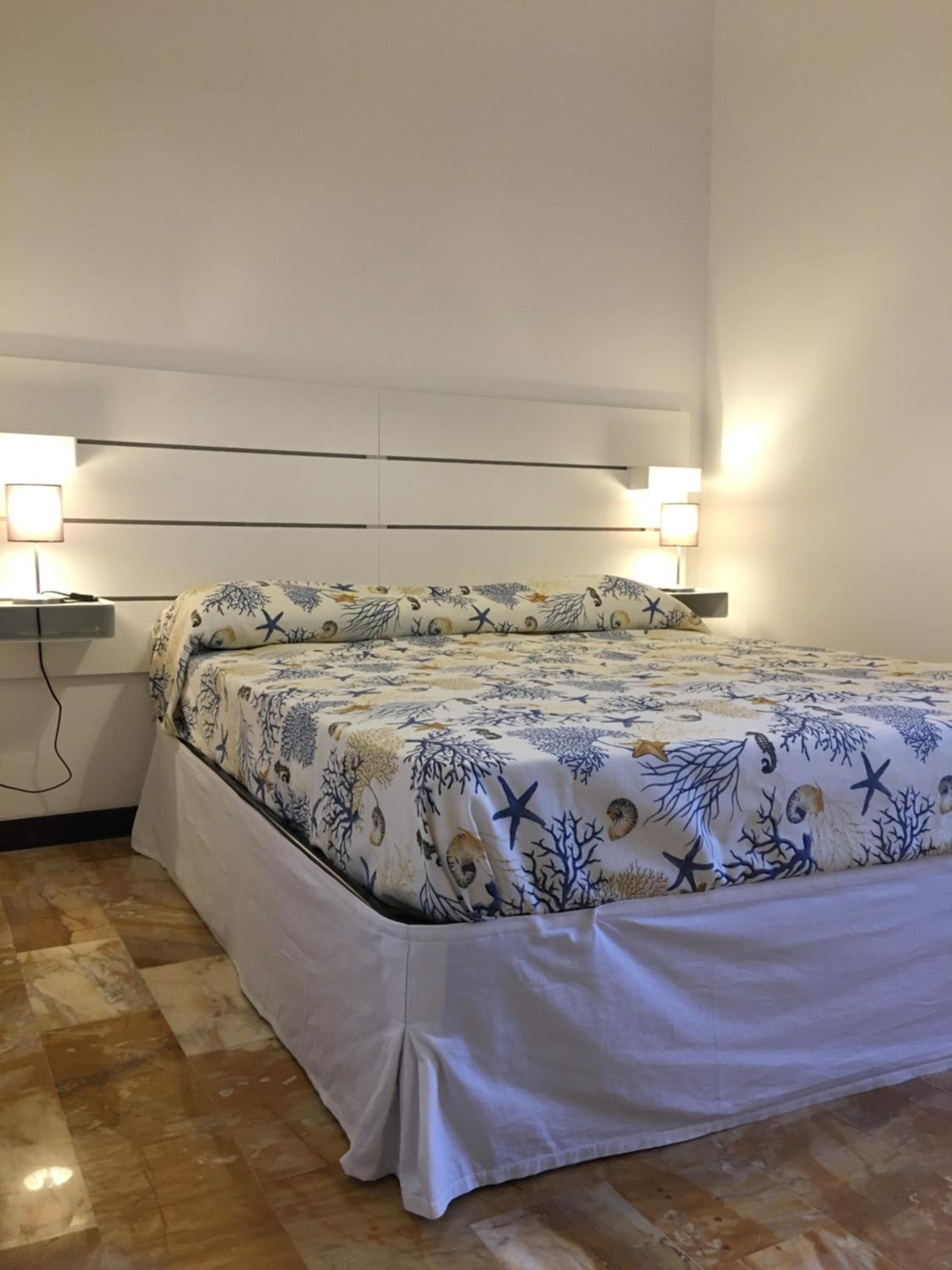 Apartment with Balcony - Photo 4