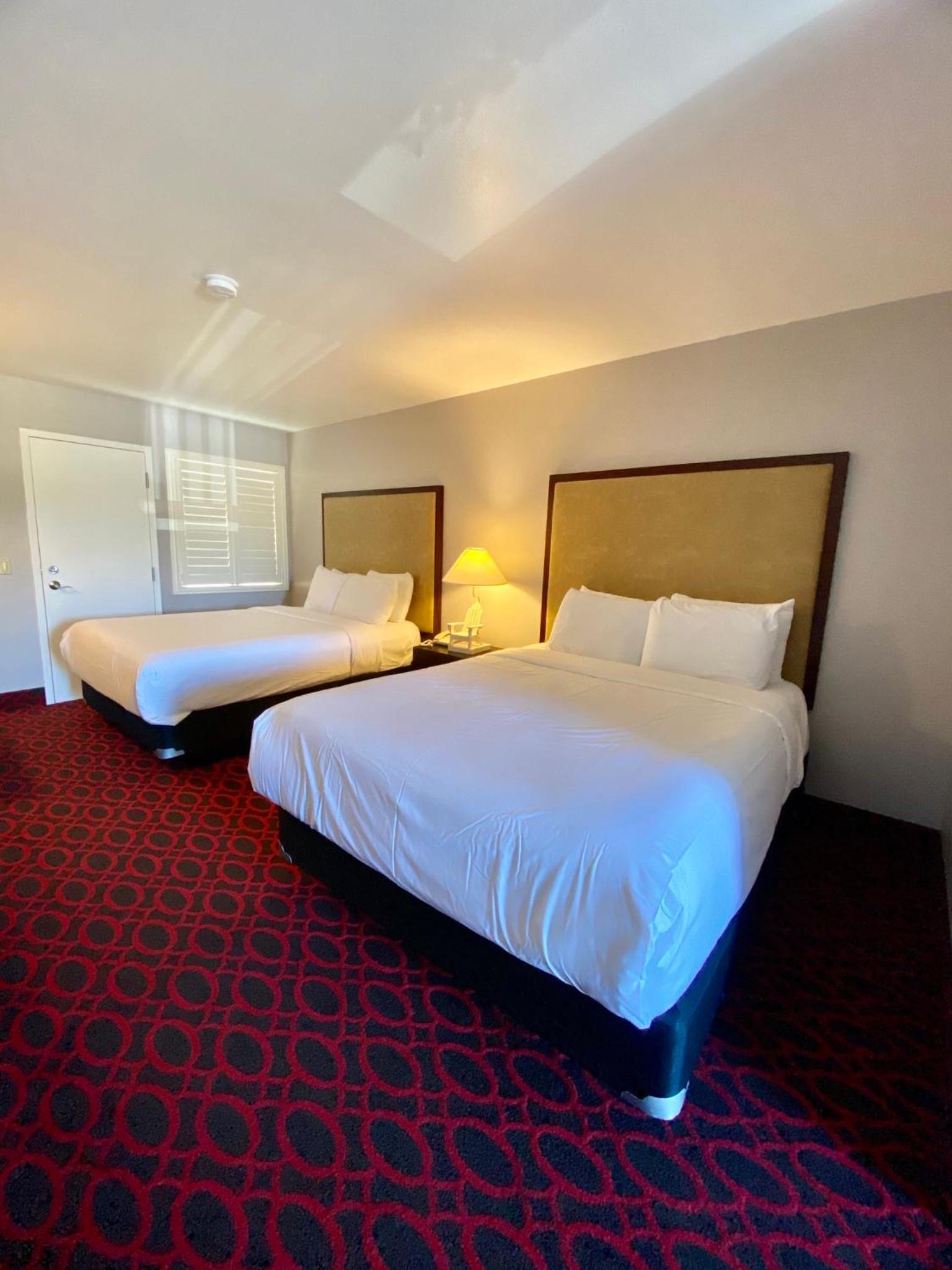 Standard Queen Room with Two Queen Beds - Photo 6