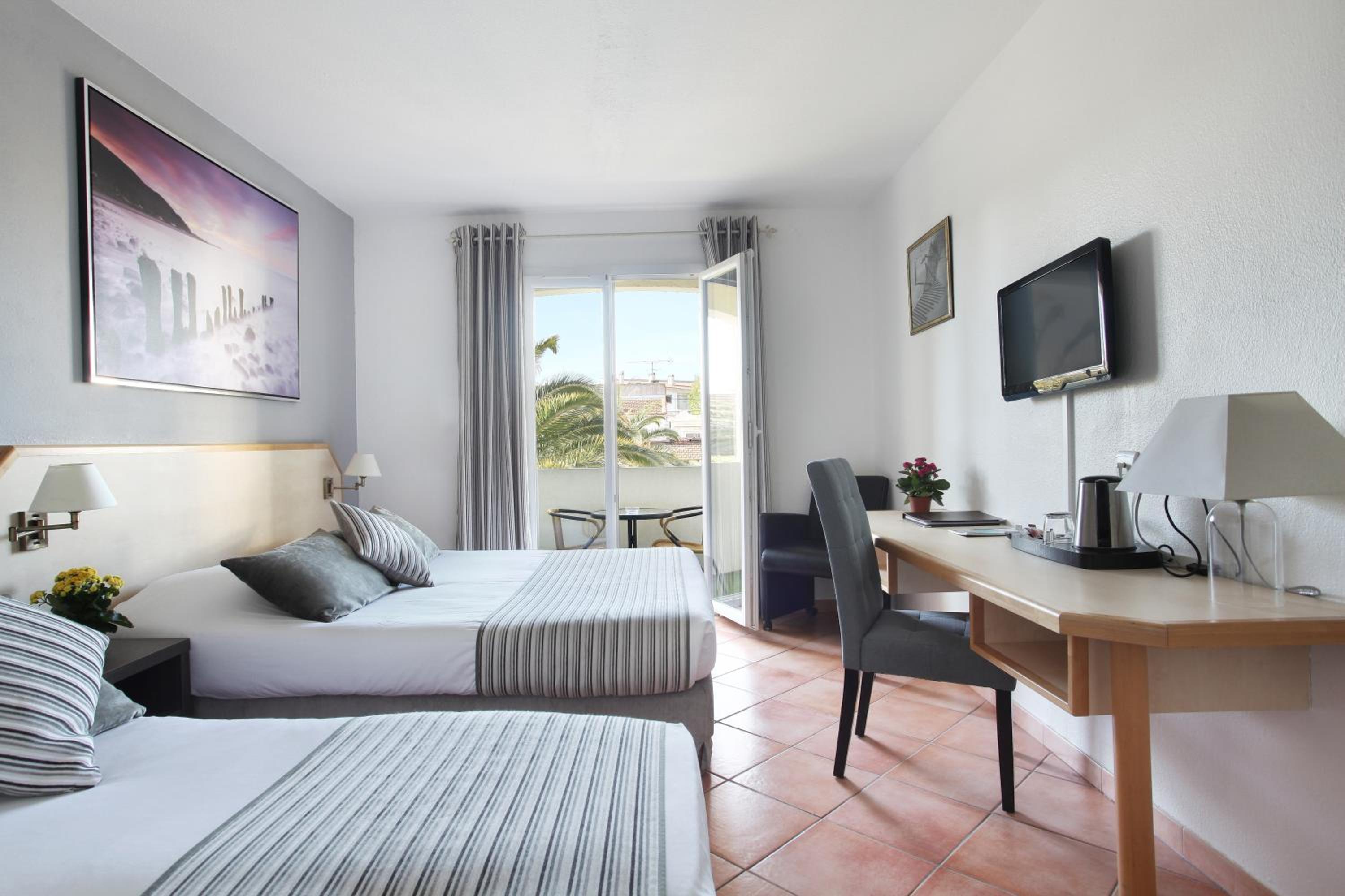 Quadruple Room with Garden View - Photo 6