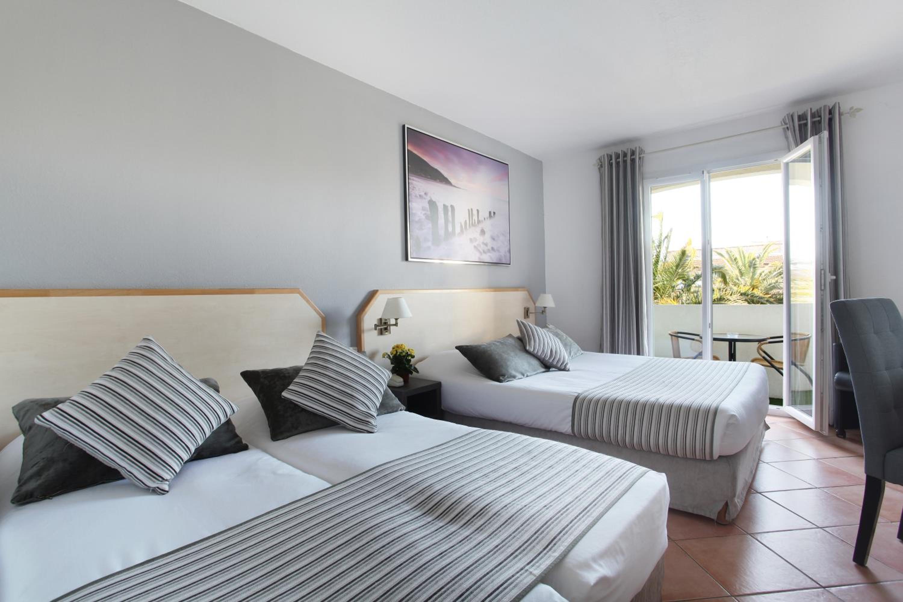 Quadruple Room with Garden View - Photo 4