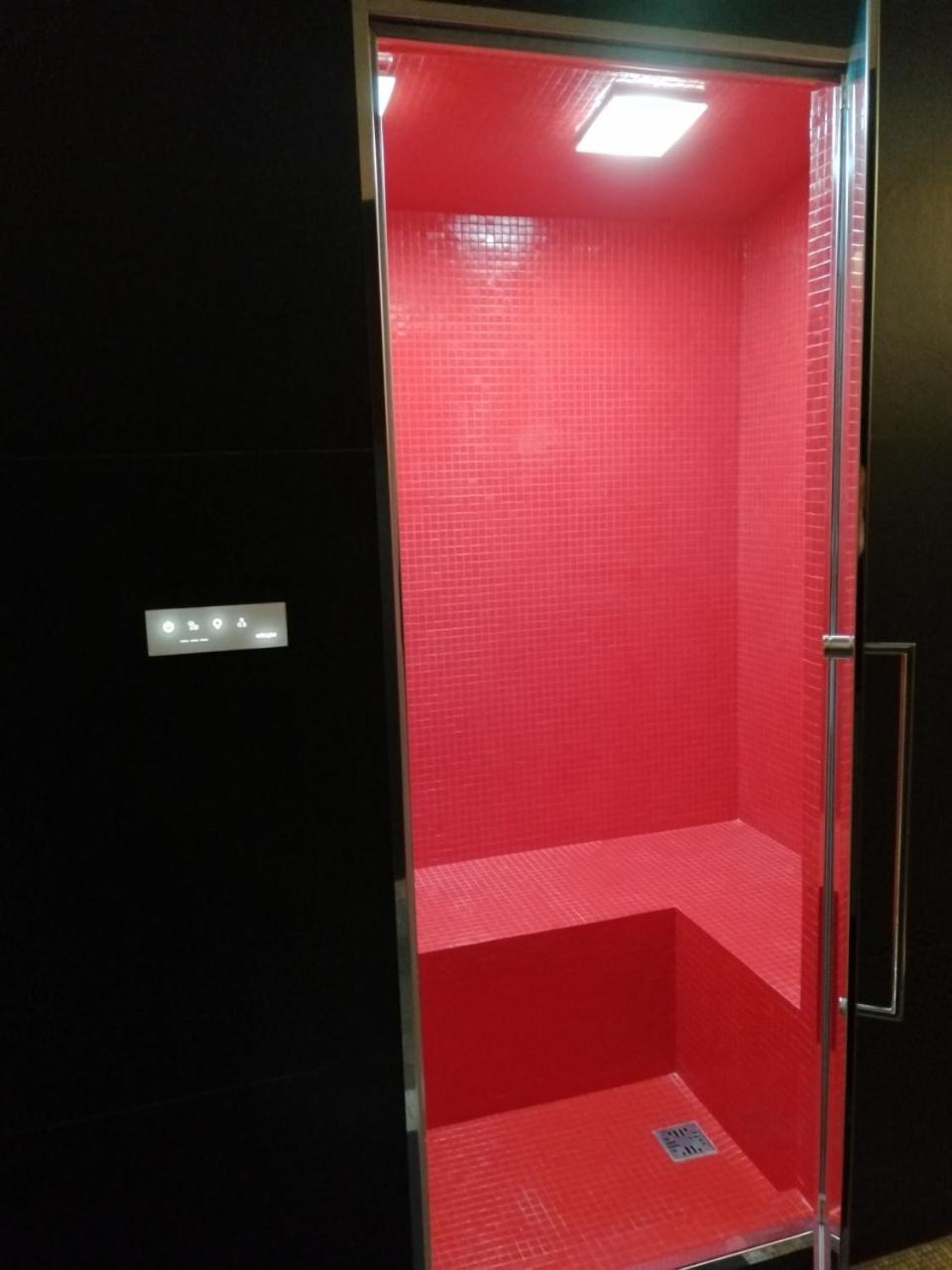 Suite with Spa Access - Photo 9