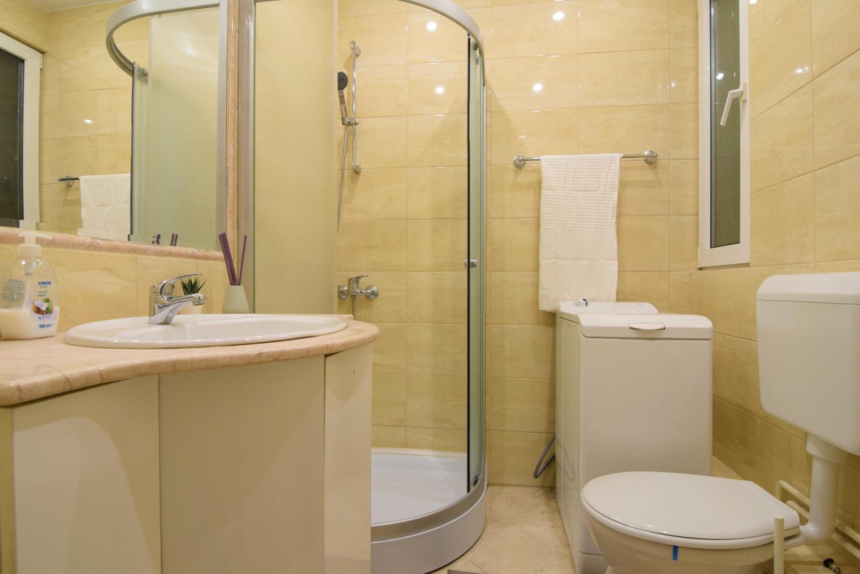 One-Bedroom Apartment - Photo 2