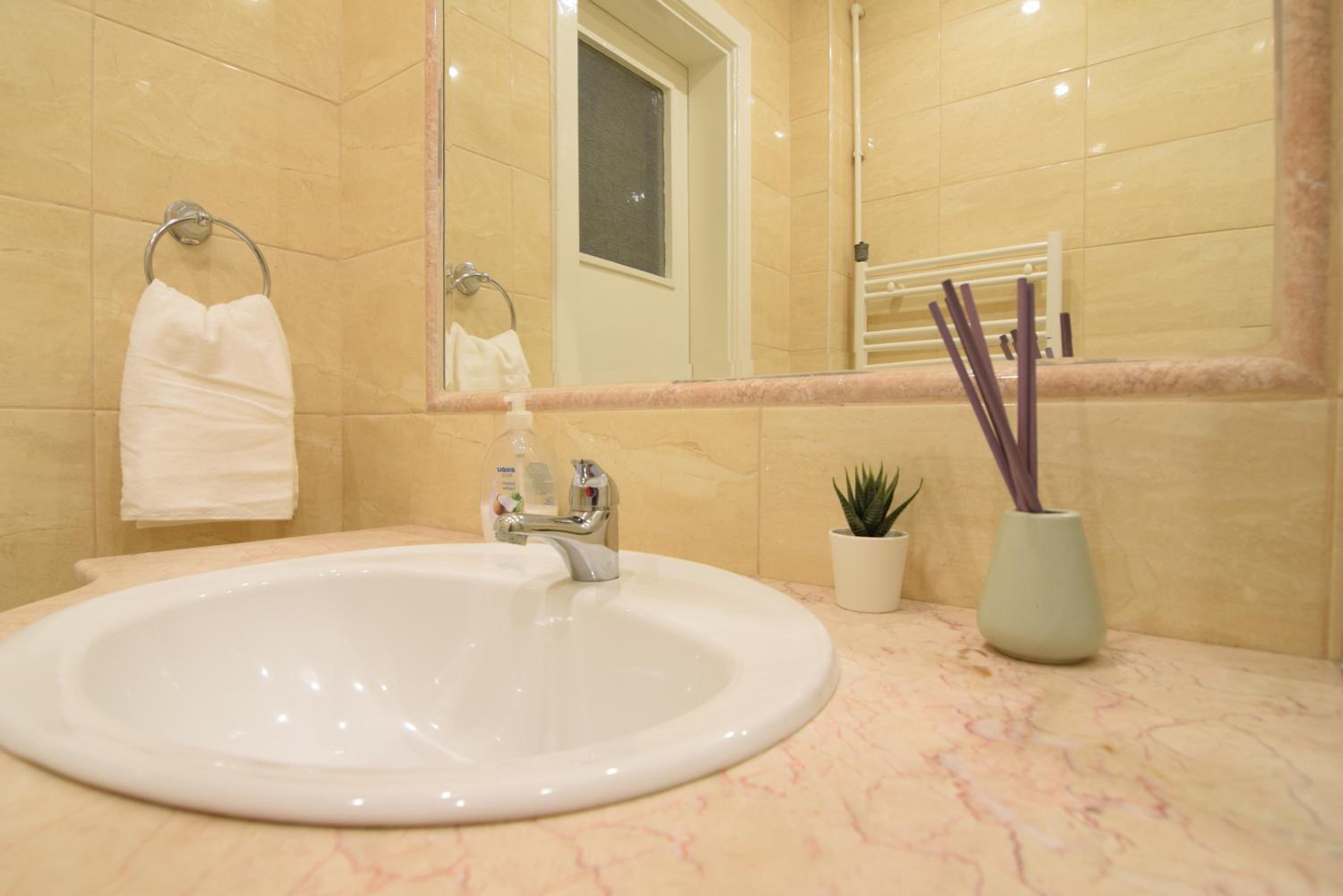 One-Bedroom Apartment - Photo 6