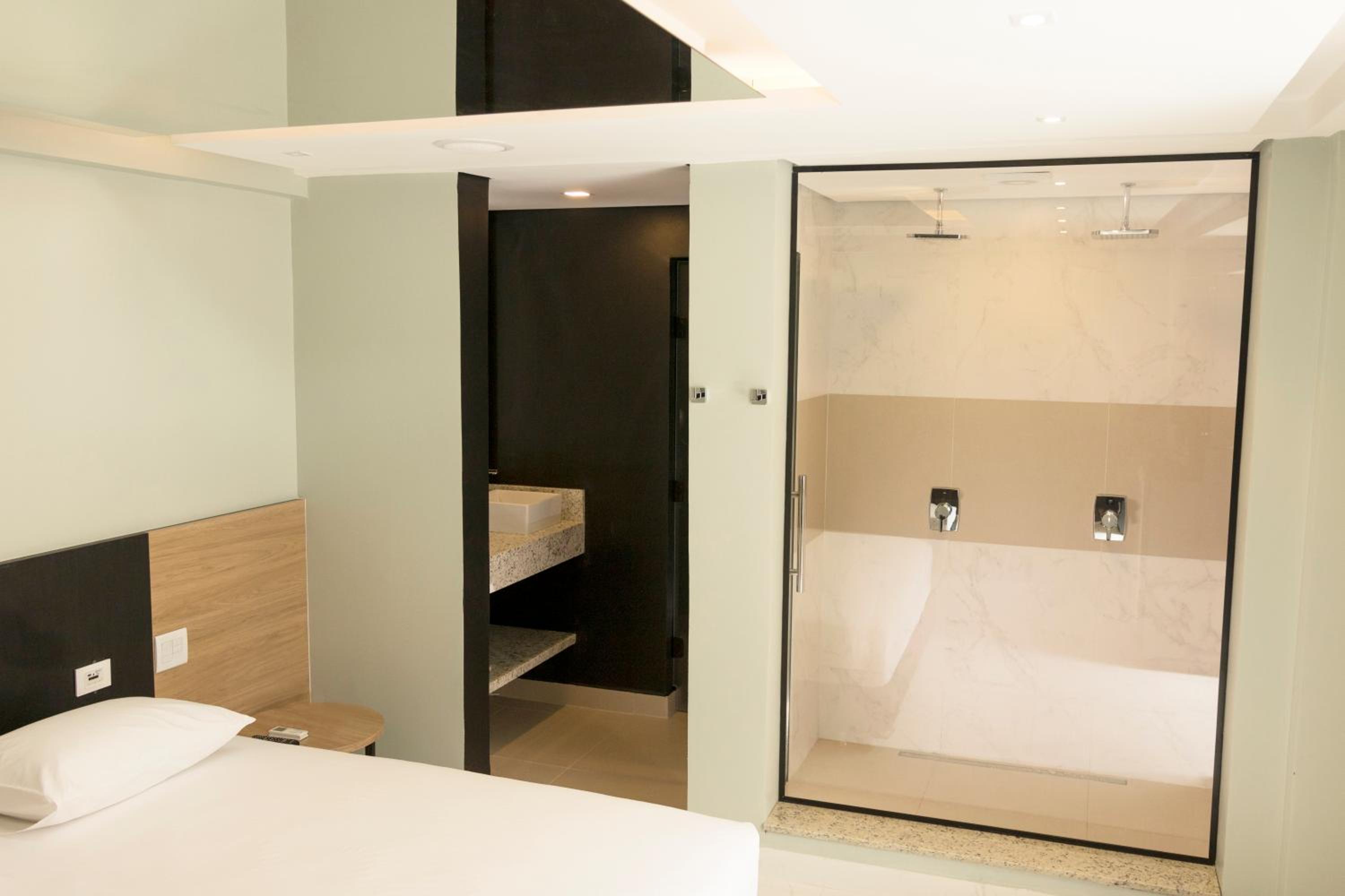 Deluxe Suite with Spa Bath - Photo 9
