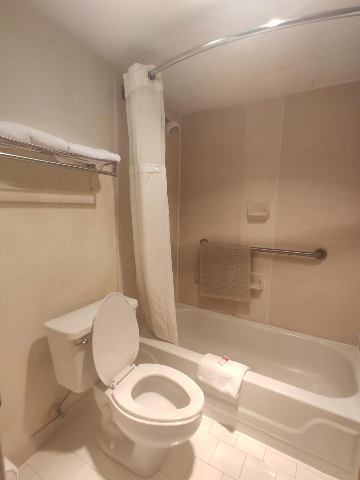King Room - Non Smoking - Photo 4