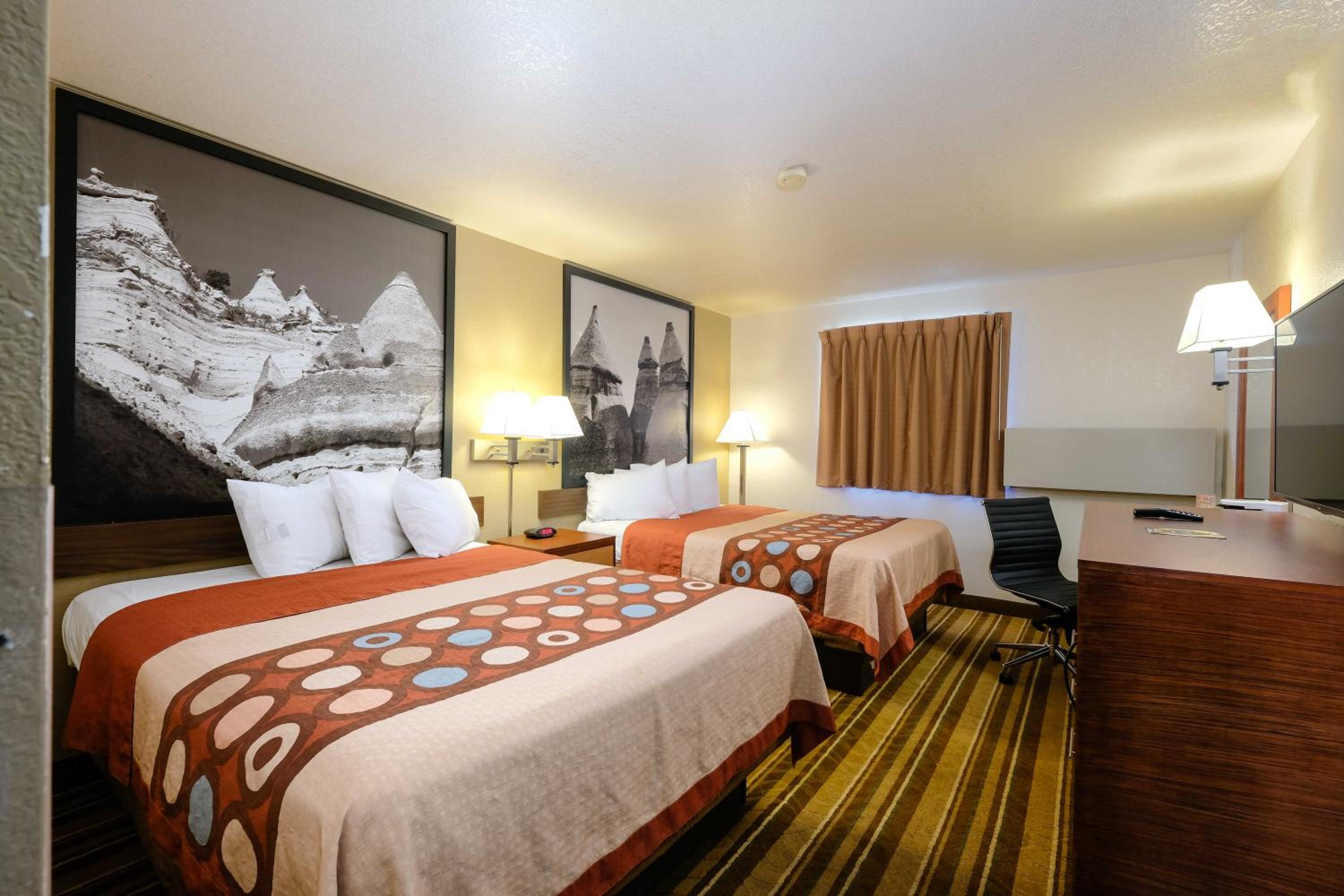 Queen Room with Two Queen Beds - Non-Smoking - Photo 2