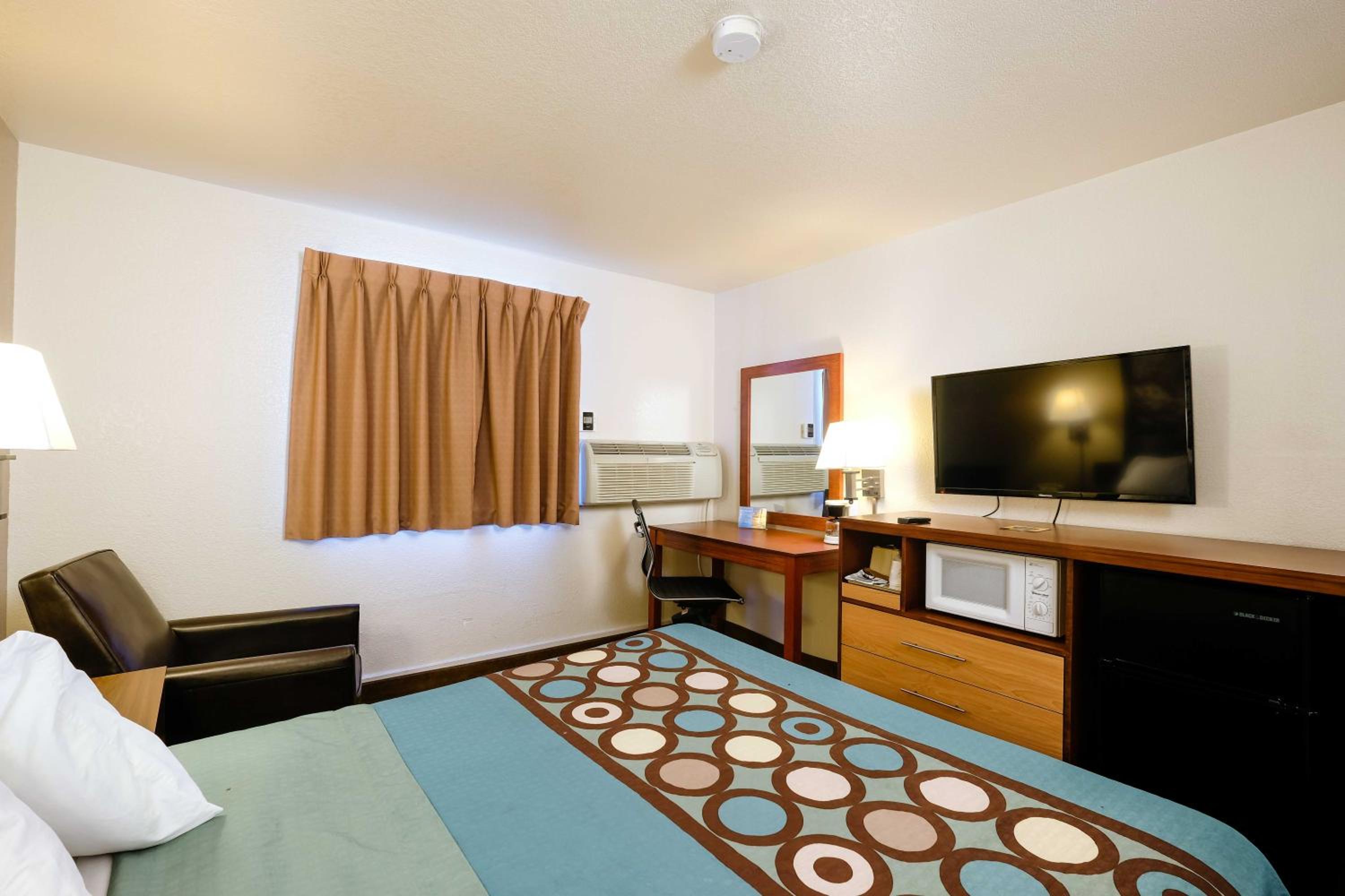 Queen Room with Bath Tub - Mobility Accessible/Non-Smoking - Photo 4