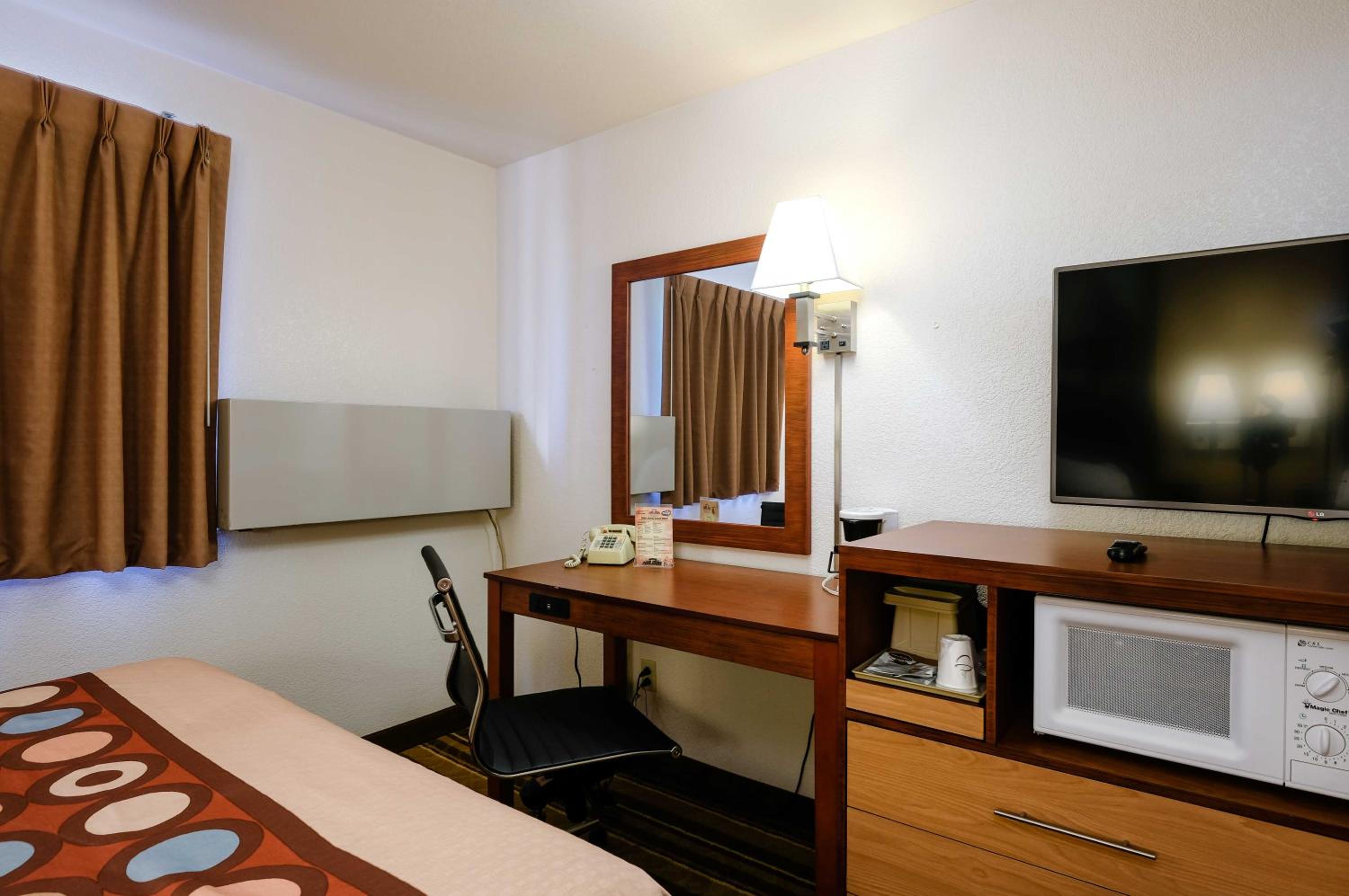 Queen Room with Two Queen Beds - Non-Smoking - Photo 1