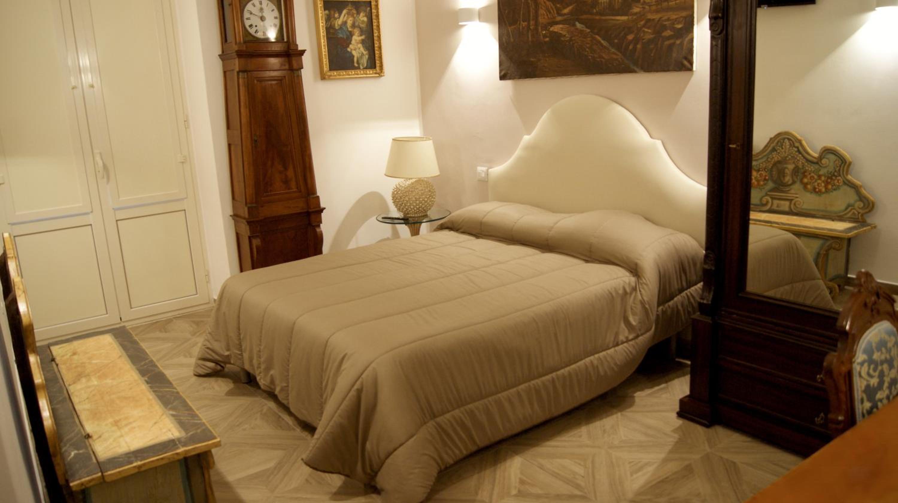 Deluxe Double Room with Side Sea View