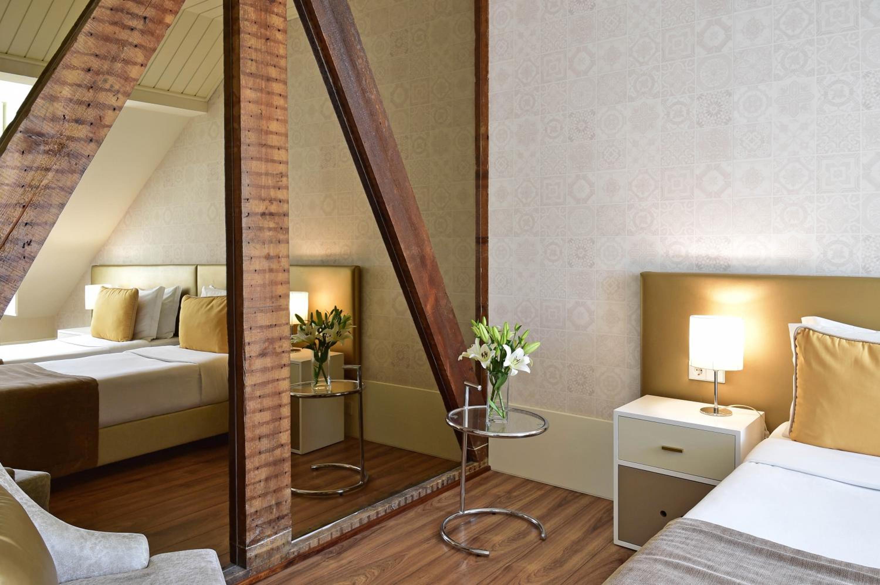 Twin Room thumbnail 6
