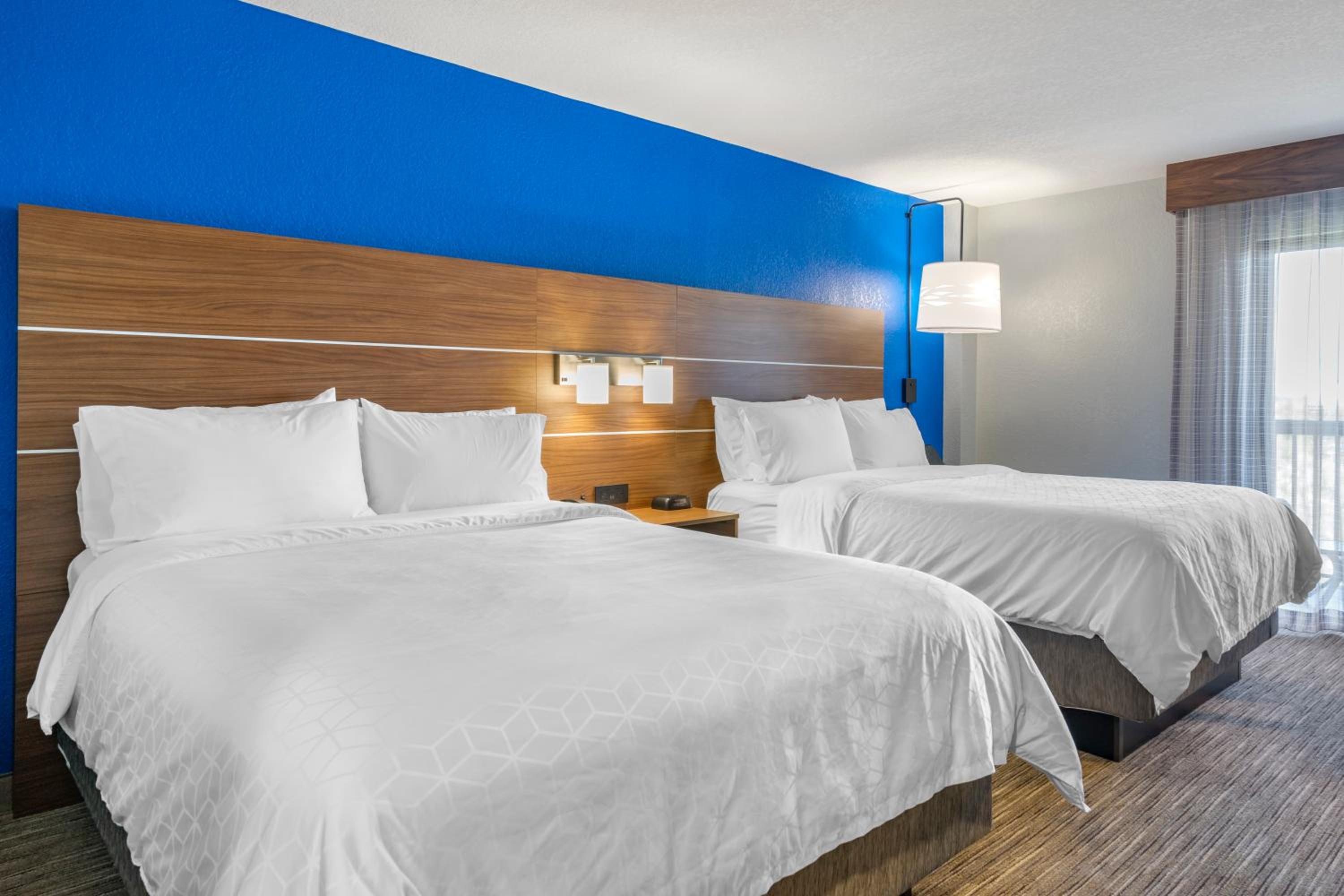 Standard Queen Room with Two Queen Beds - Photo 2