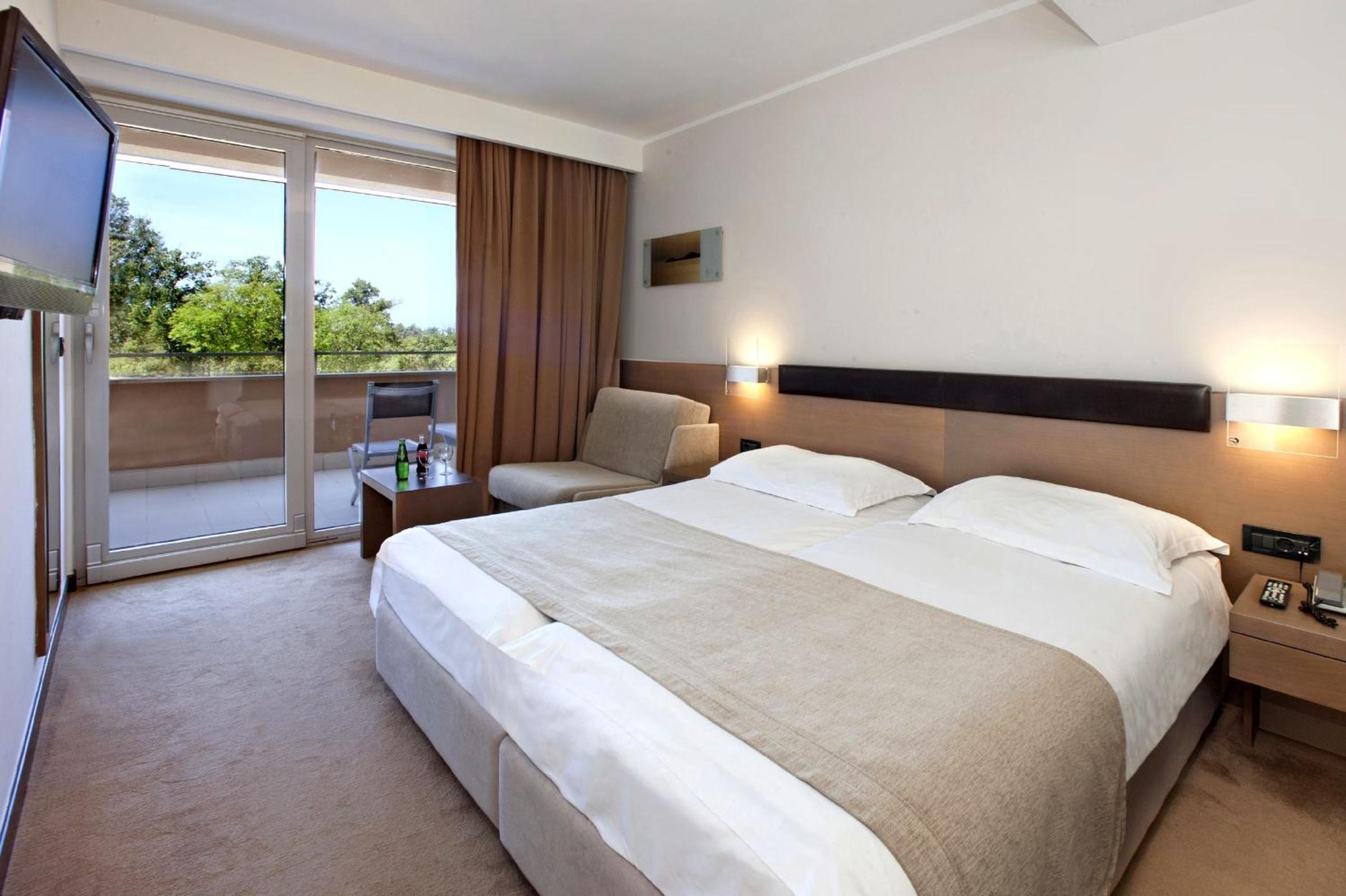 Classic Room with Balcony and Extra Bed - Photo 4