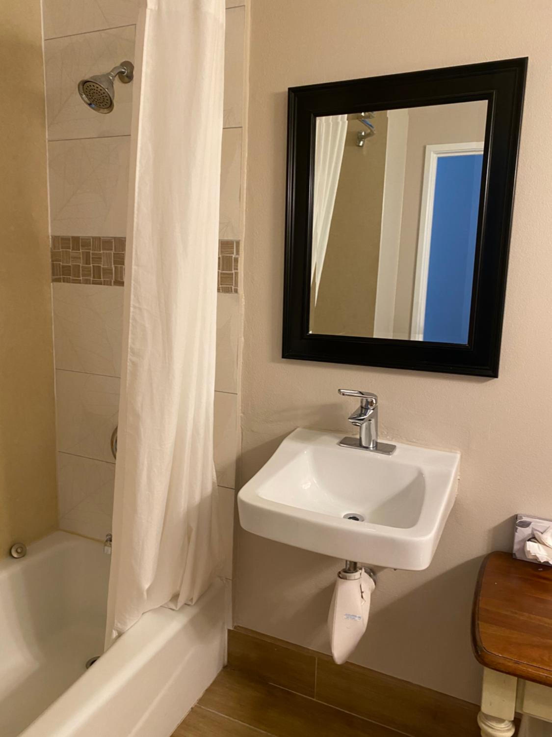 King Room - Disability Access/Non-Smoking photo 3