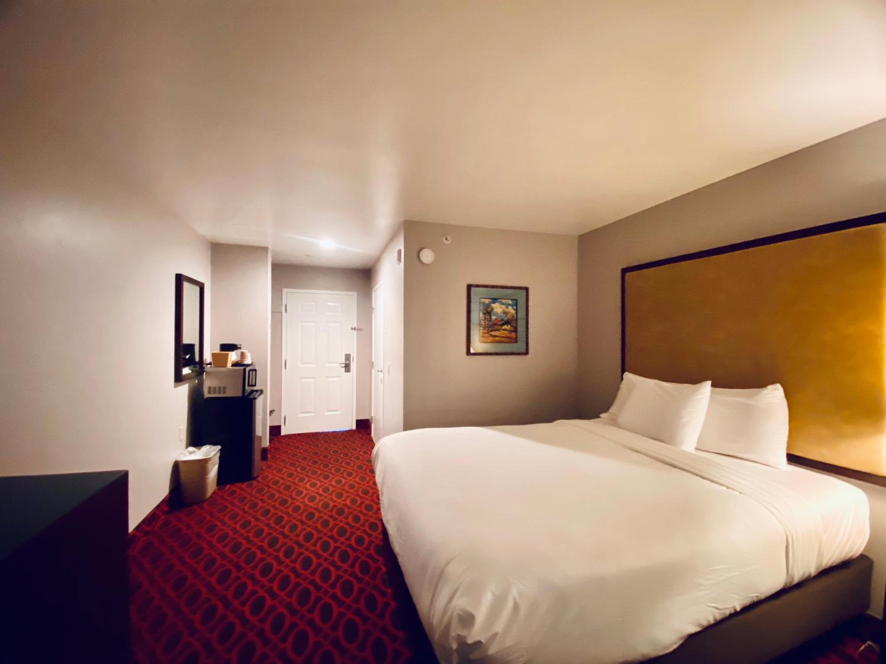 Standard King Room - Photo 5