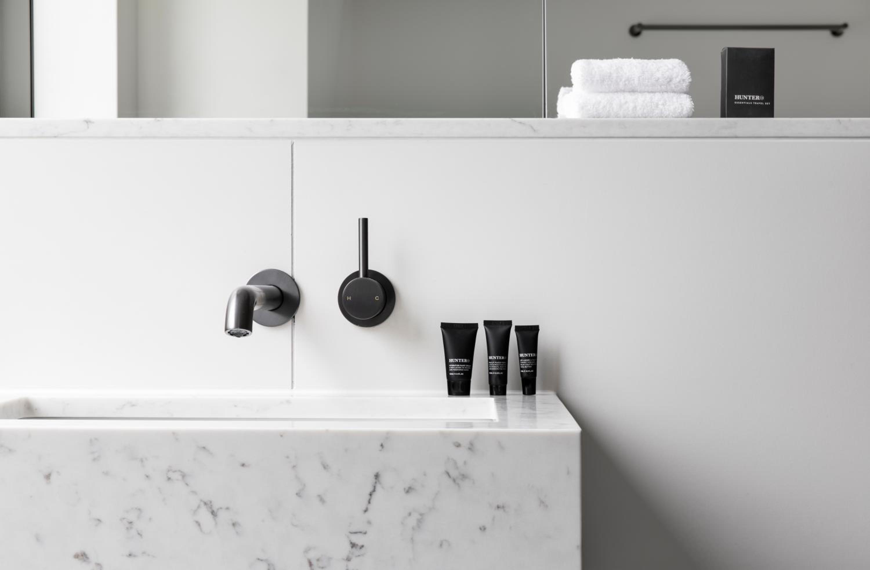 Junior Suite – complimentary drinks during hosted hour and WiFi thumbnail 5