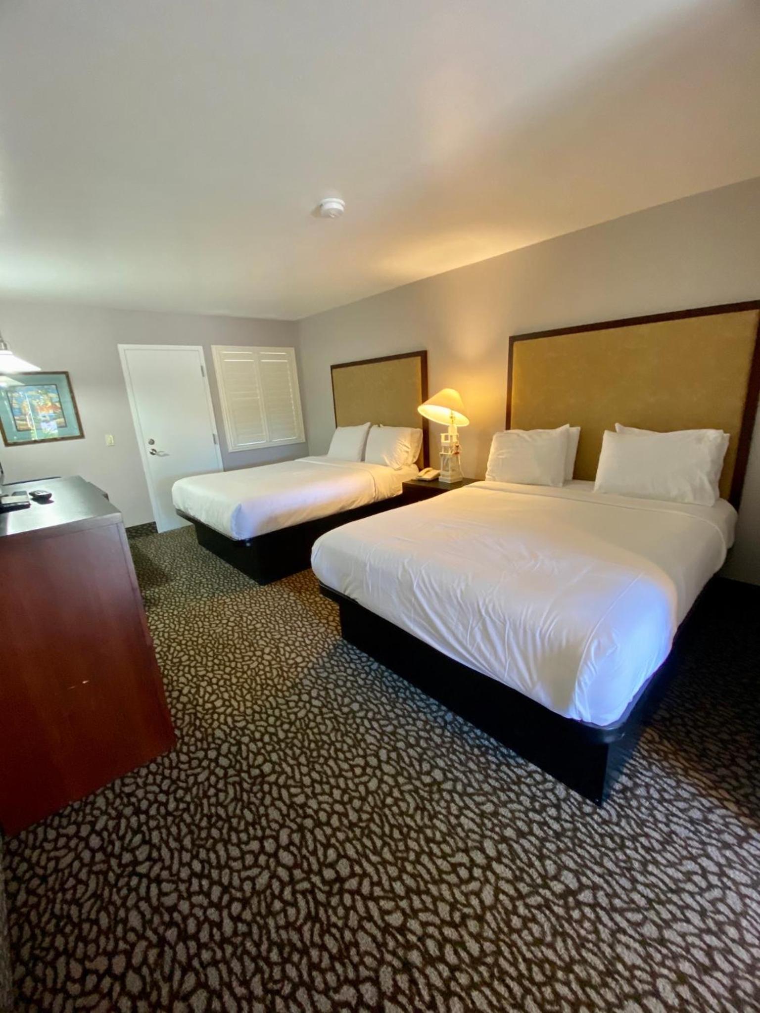 Standard Queen Room with Two Queen Beds - Photo 5