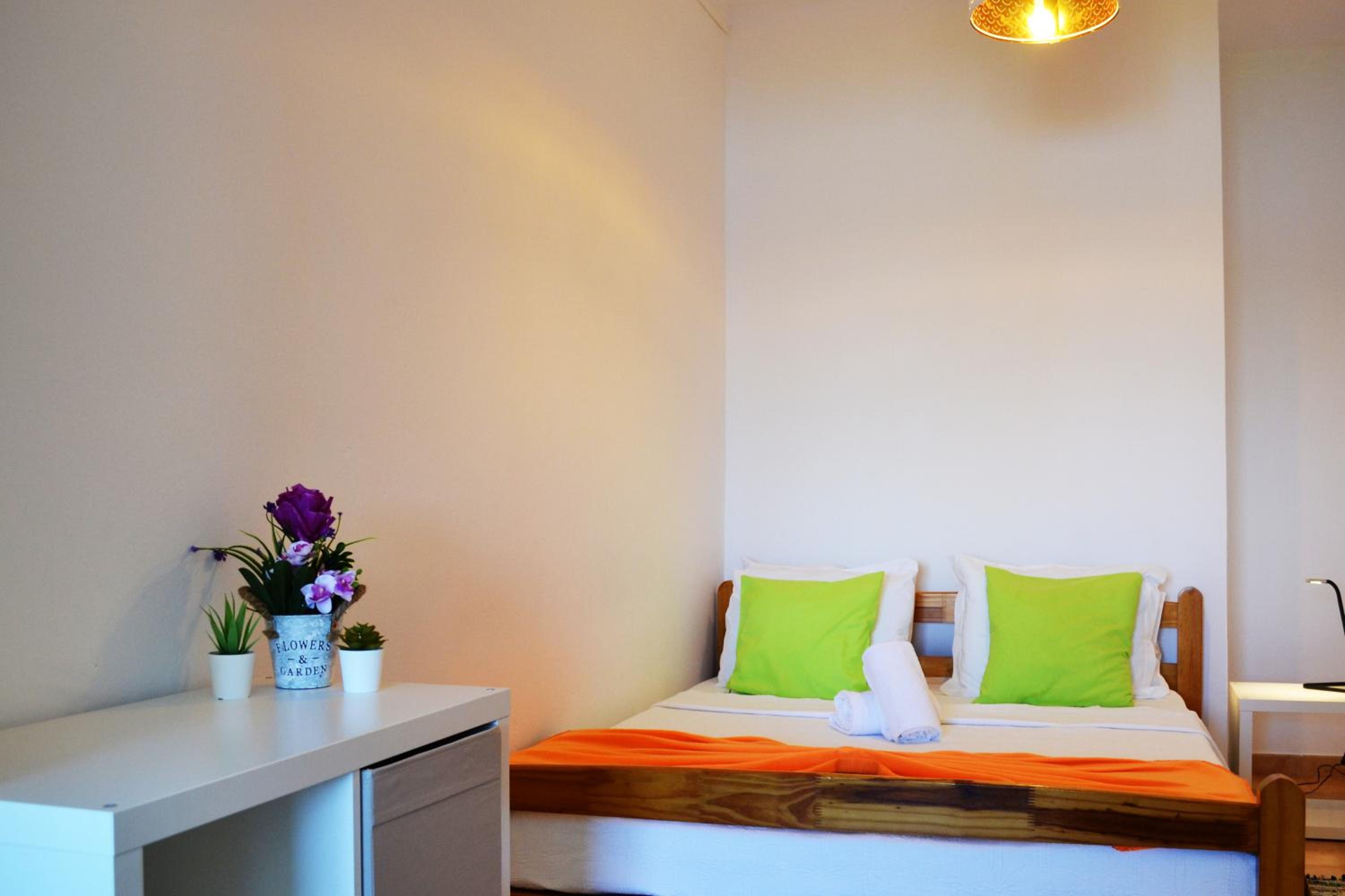 Basic Triple Room with Shared Bathroom photo 1