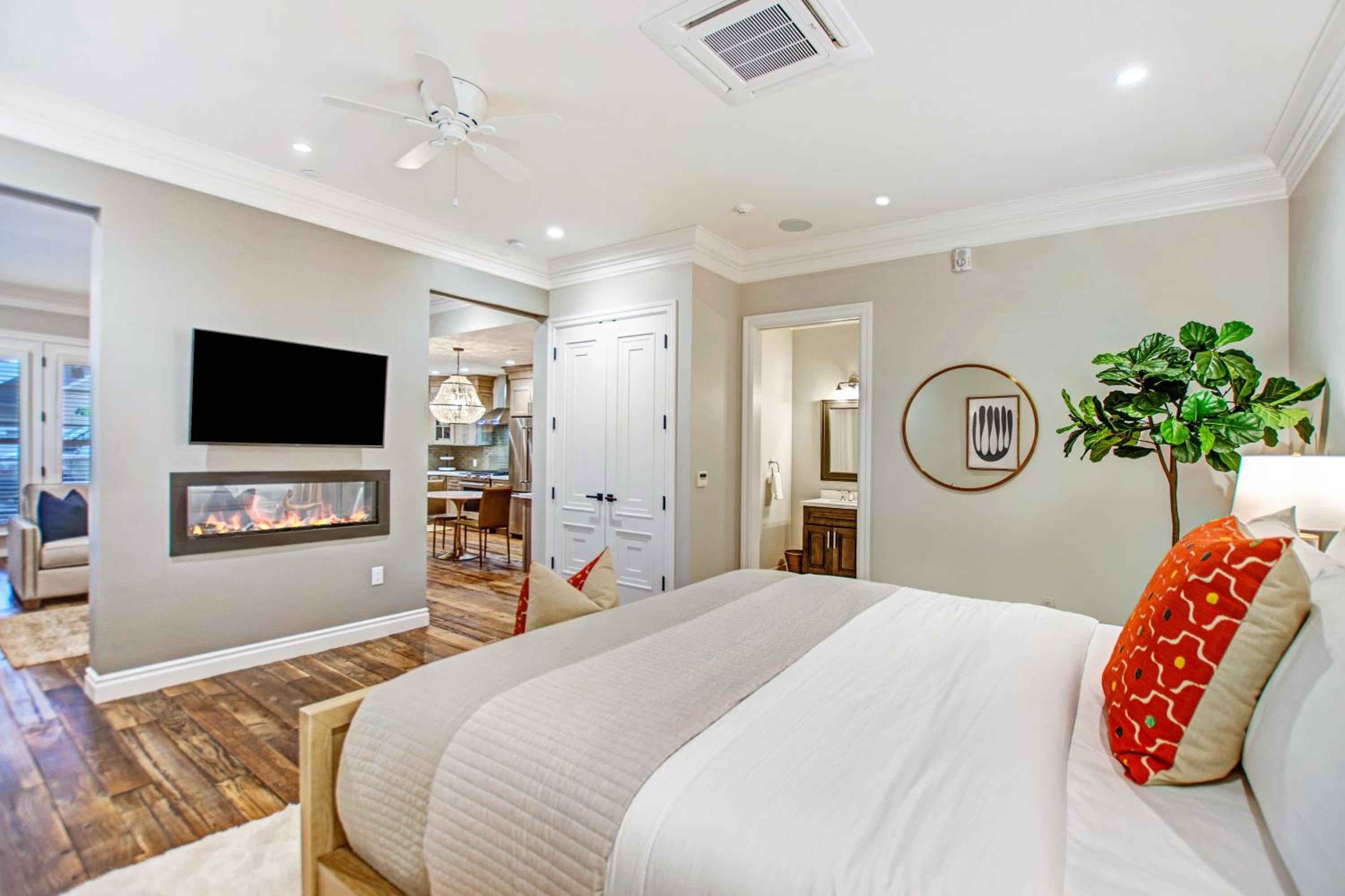 Superior King Suite photo 2
