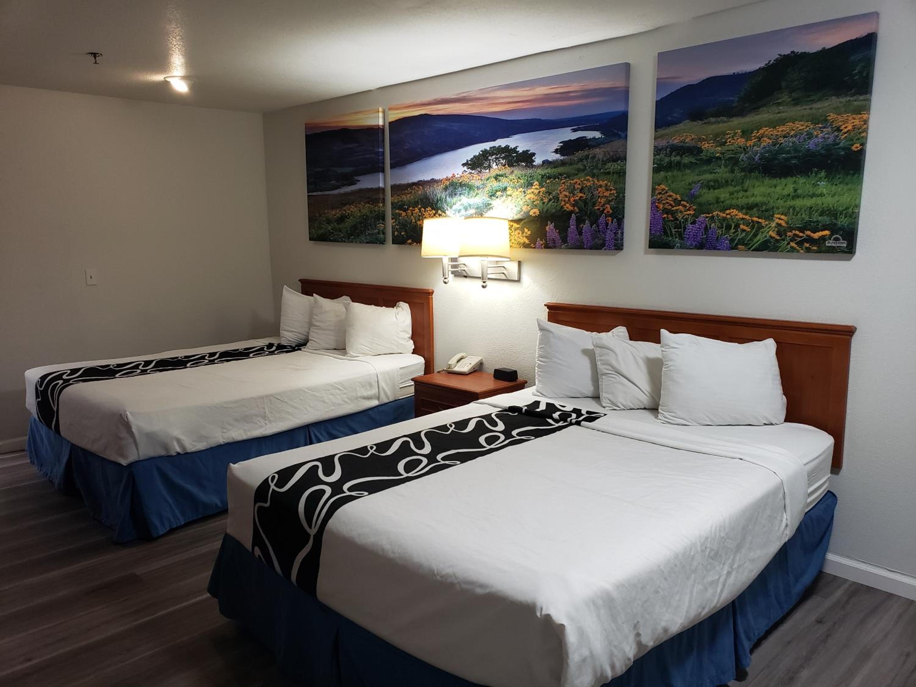 Queen Room with Two Queen Beds - Non-Smoking - Photo 4