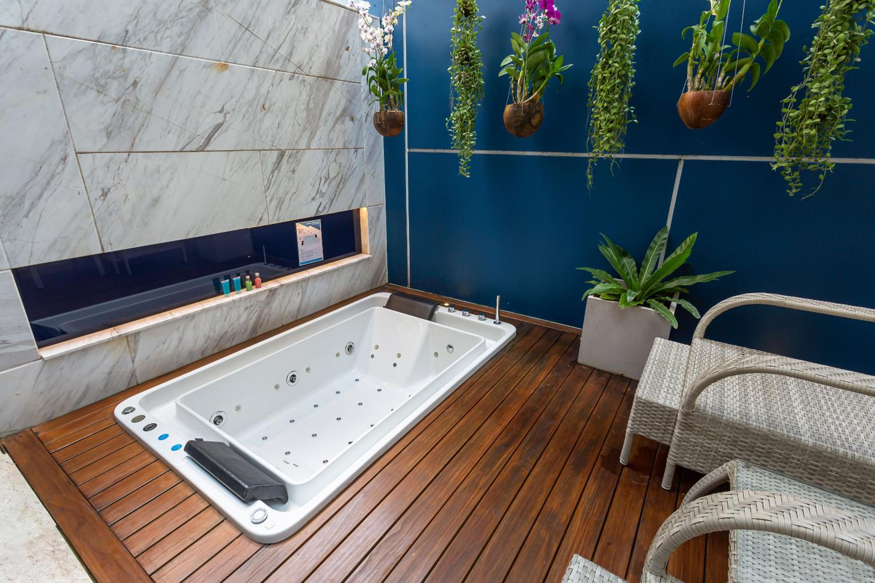 Deluxe Jacuzzi Room - Photo 8