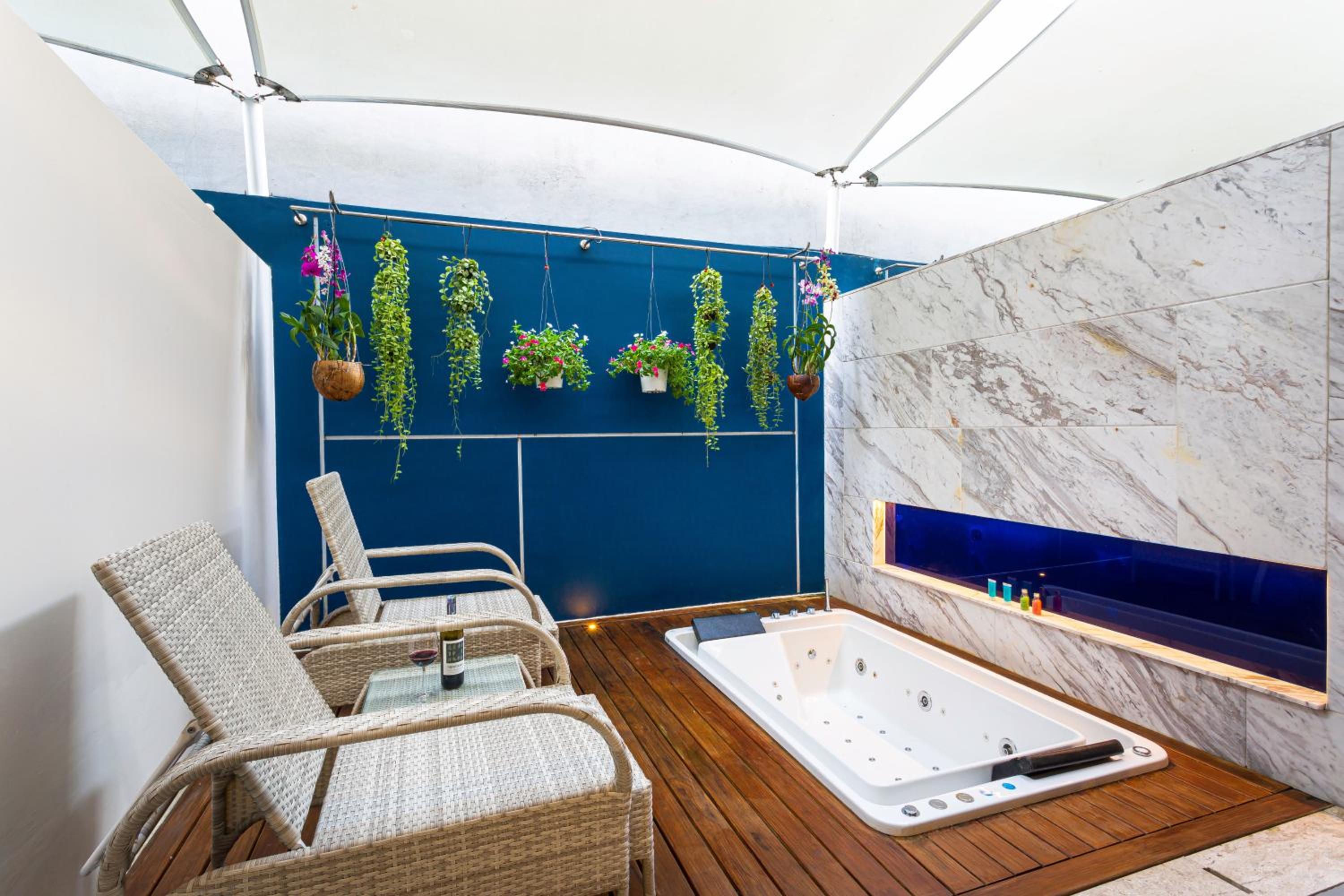 Deluxe Jacuzzi Room - Photo 4