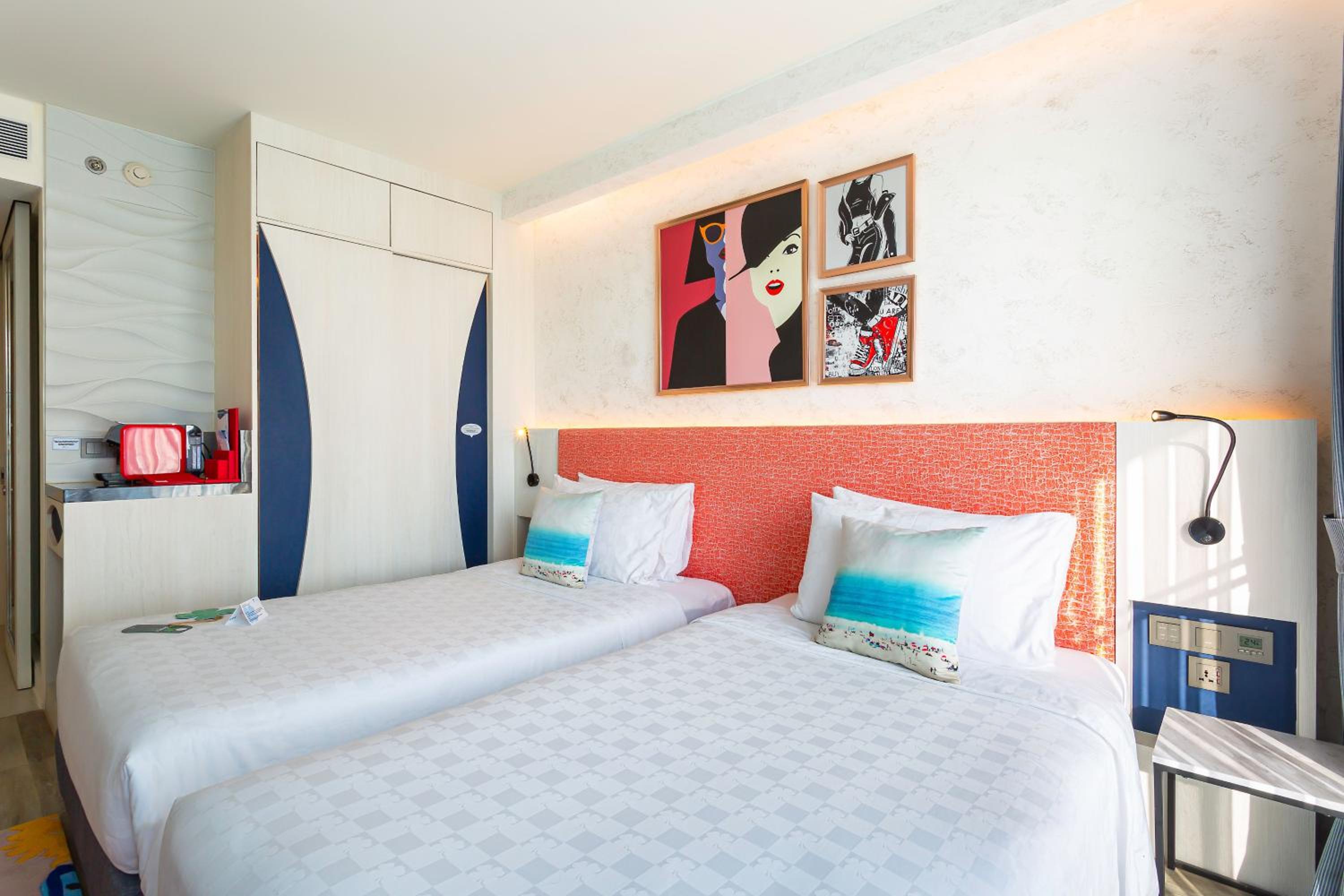 Premier Room with Balcony - Photo 10