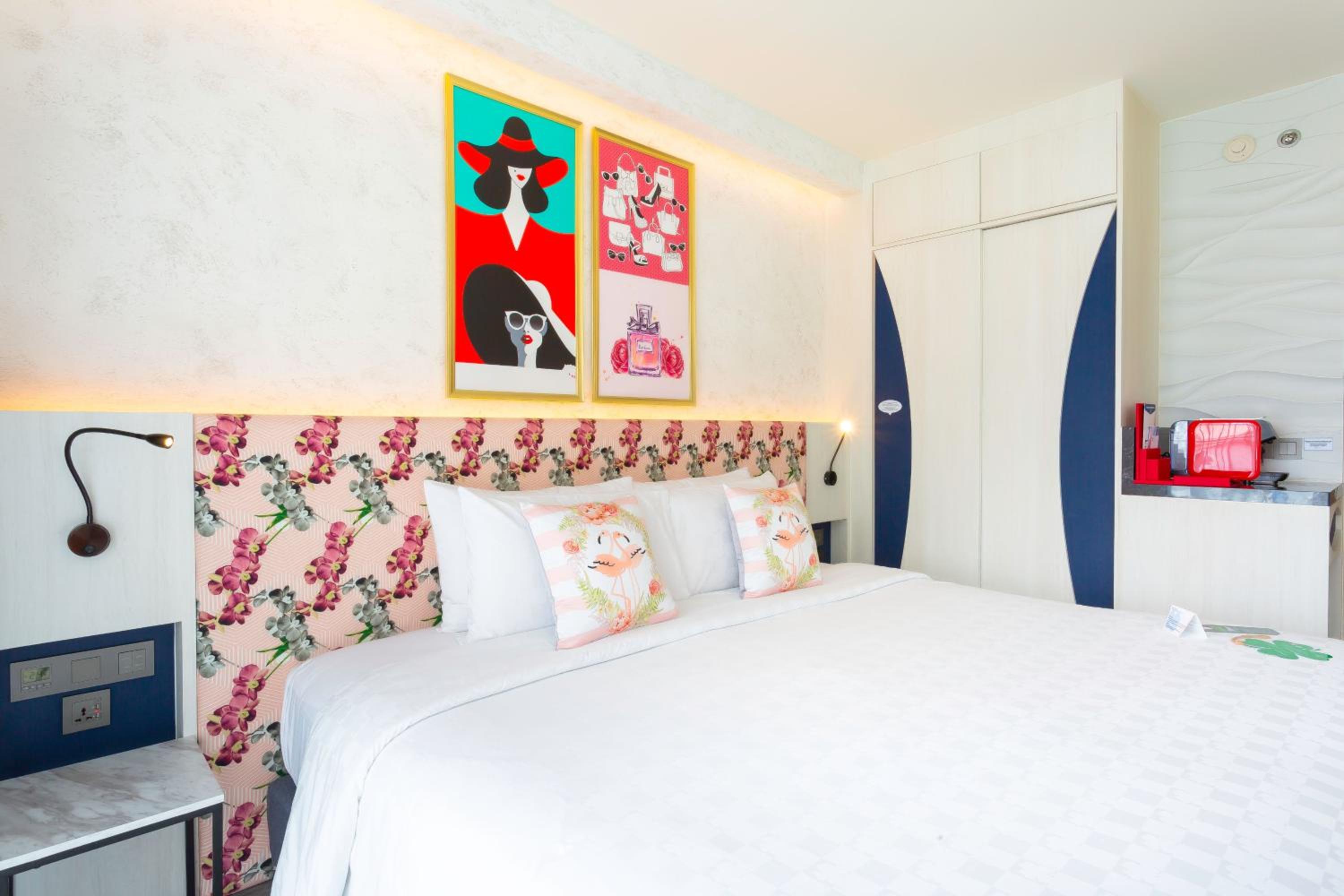 Premier Room with Balcony - Photo 9
