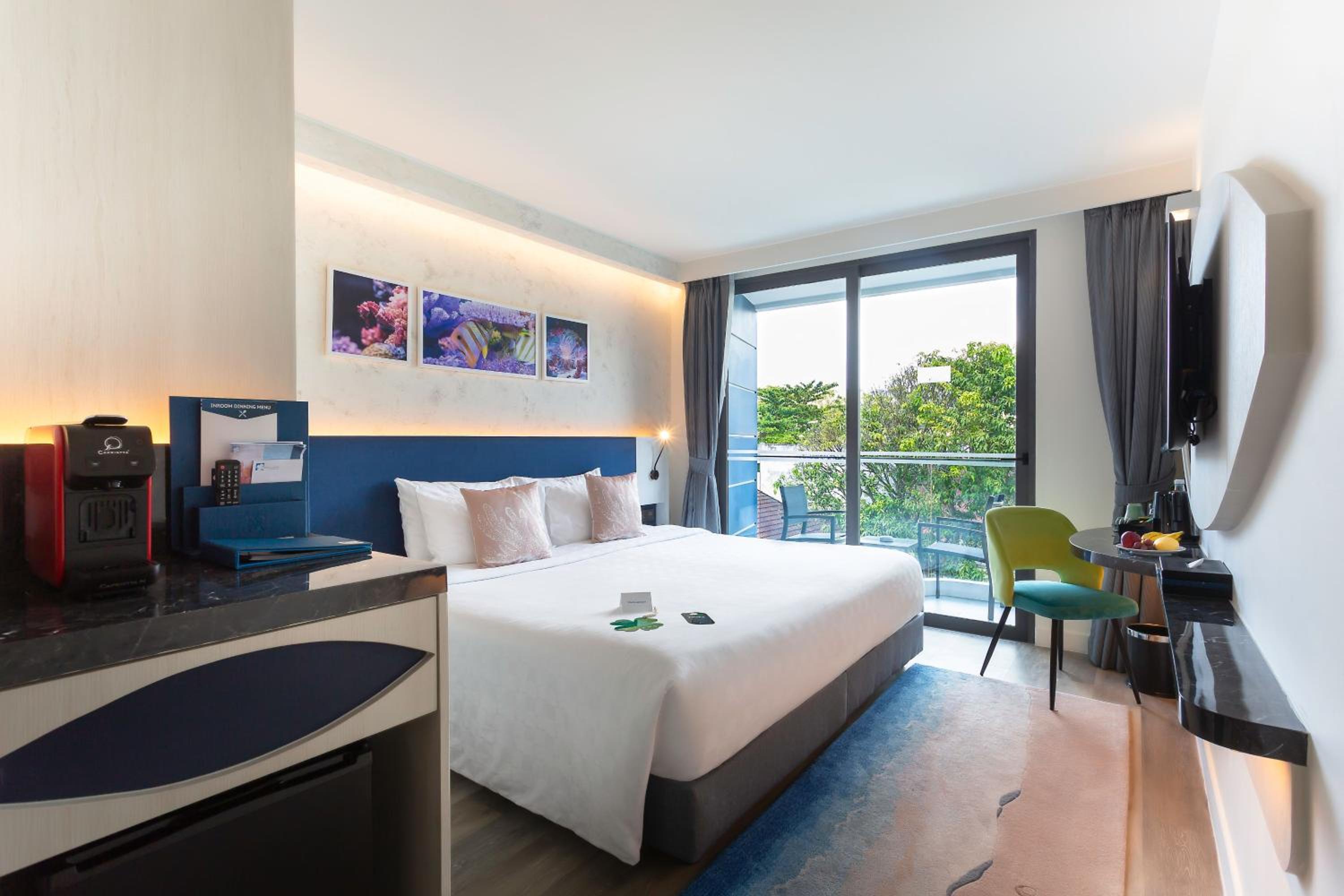 Quadruple Room with Balcony - Photo 5