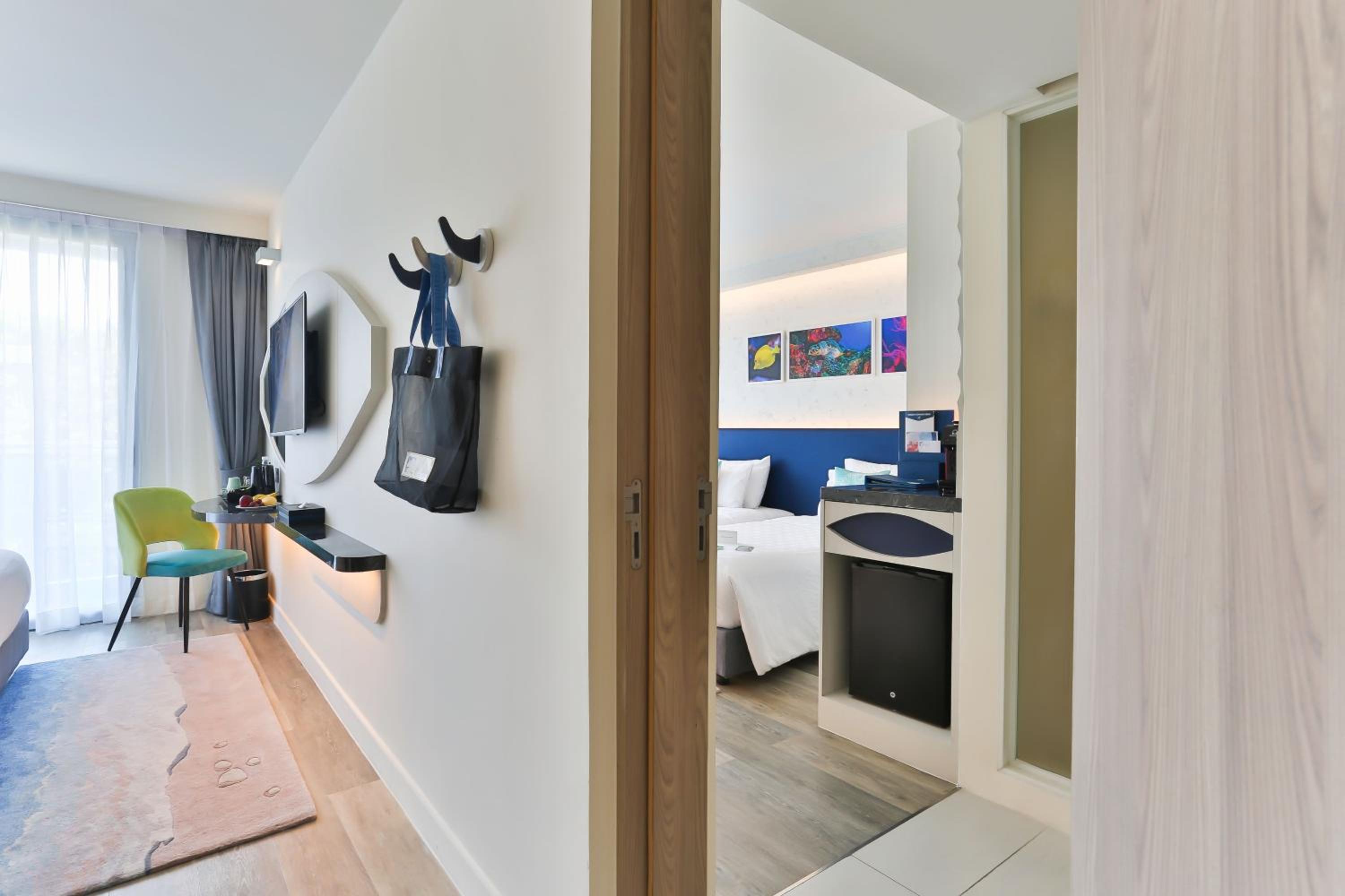Quadruple Room with Balcony - Photo 4