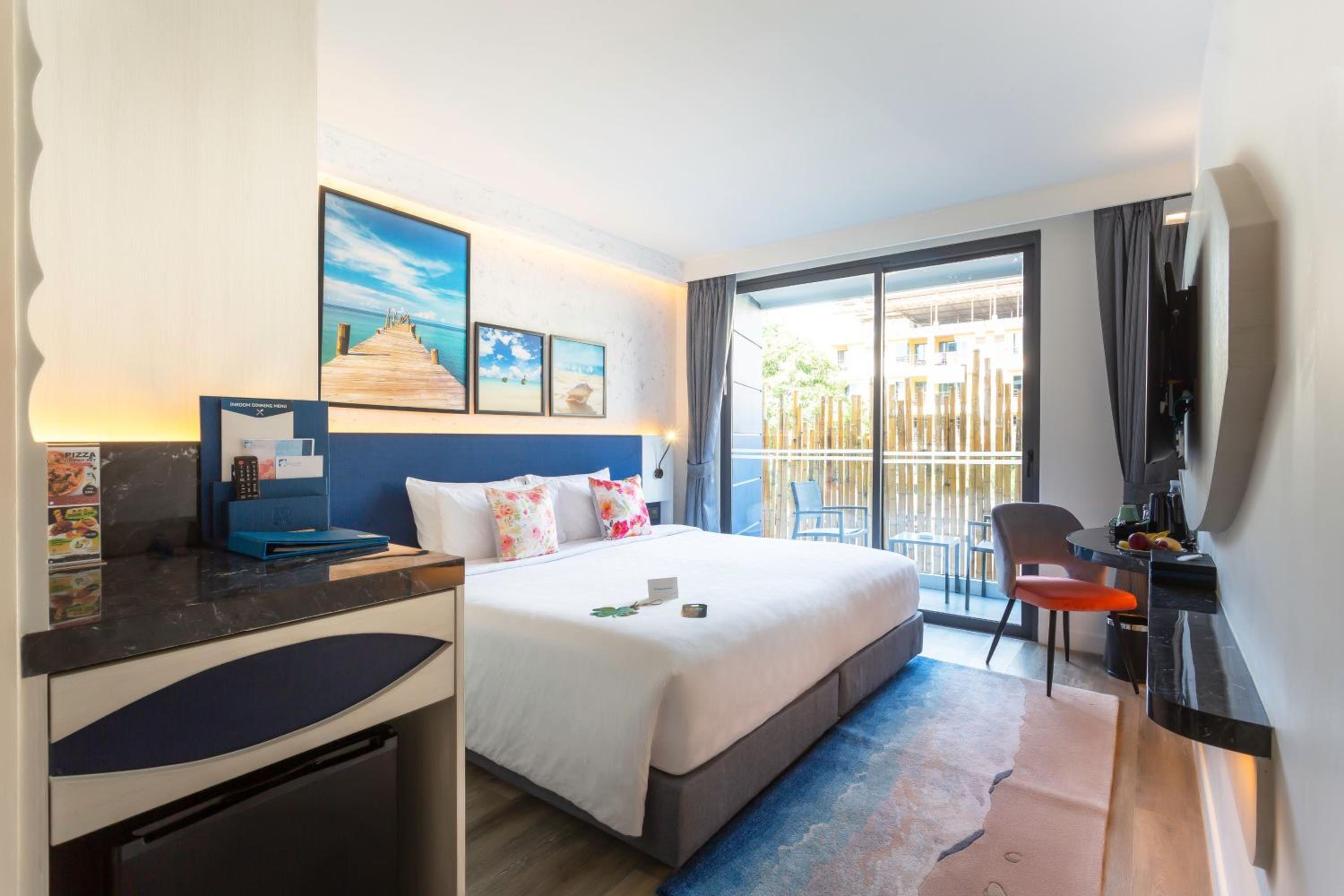 Quadruple Room with Balcony - Photo 3