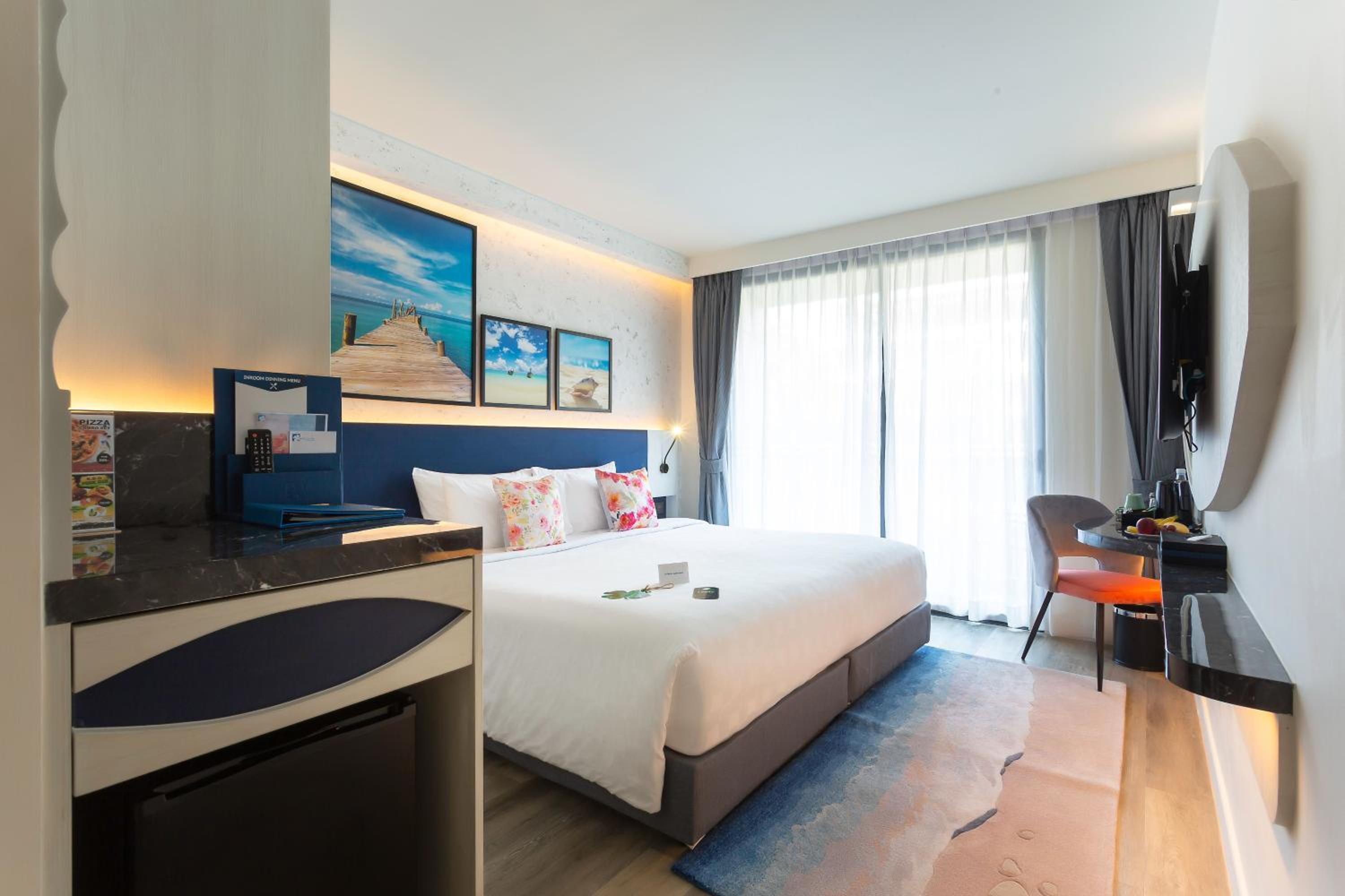 Quadruple Room with Balcony - Photo 2