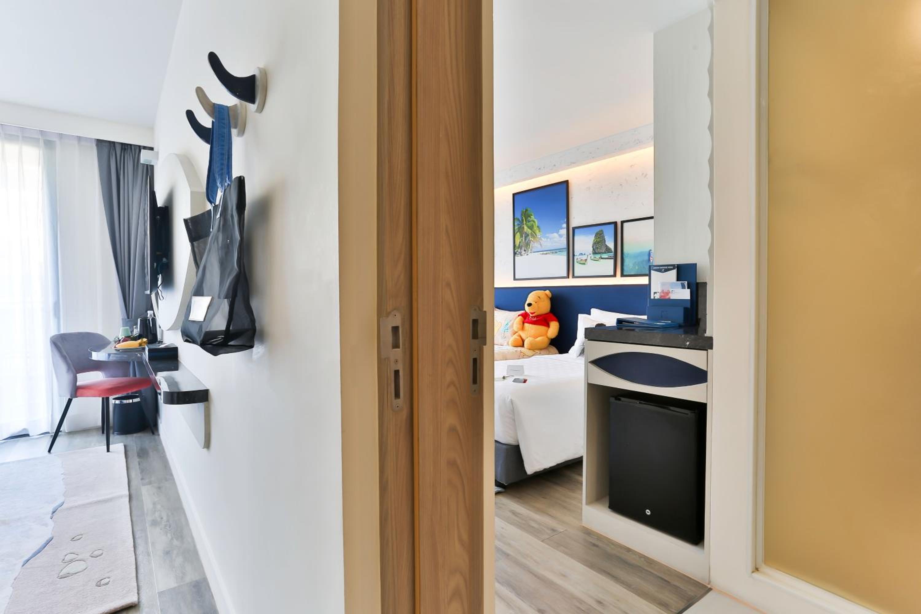 Quadruple Room with Balcony - Photo 10