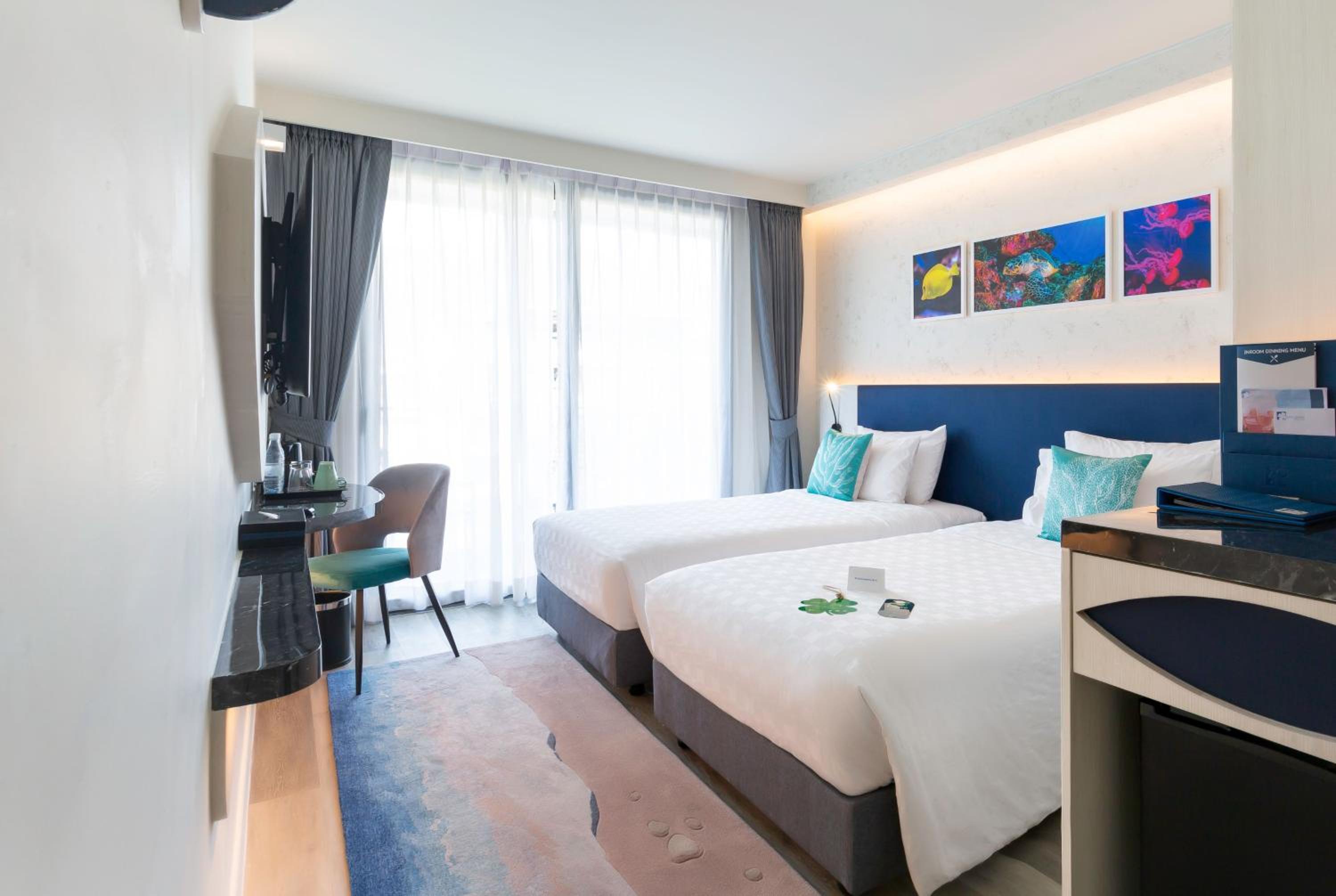 Superior Room with Balcony - Photo 9
