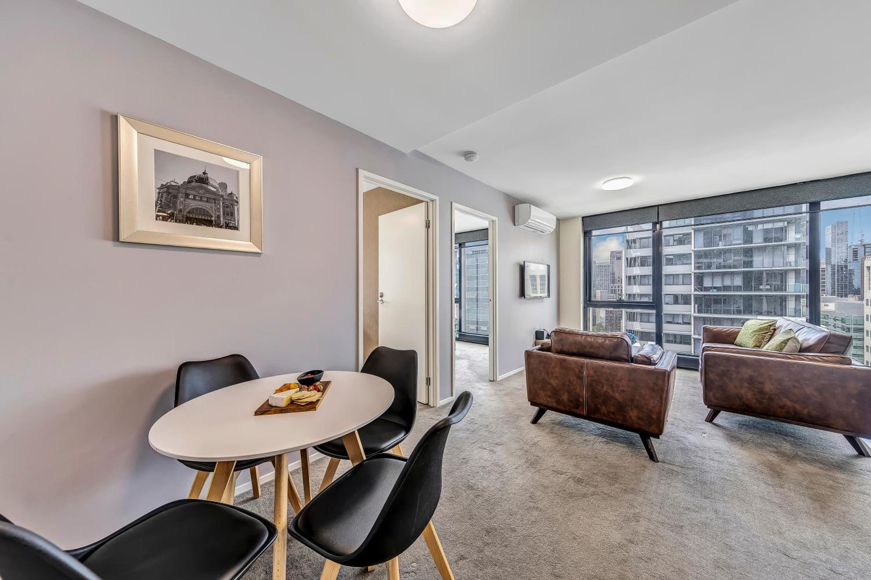 Executive One-Bedroom Apartment with Study photo 2