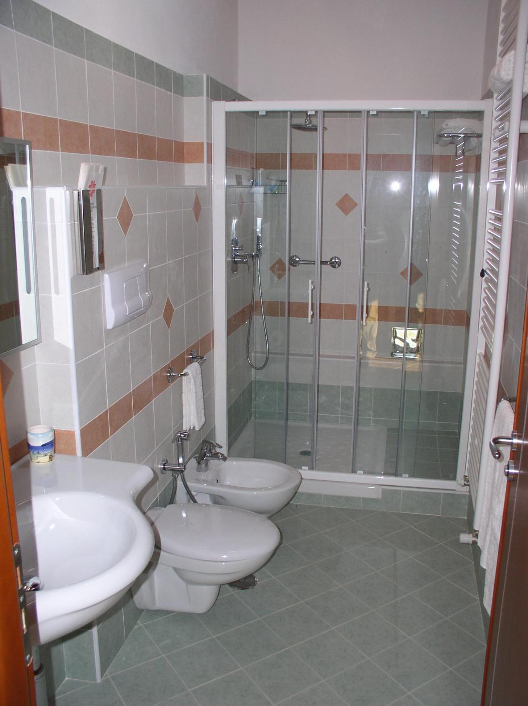 Quadruple Room with Private Bathroom photo 2
