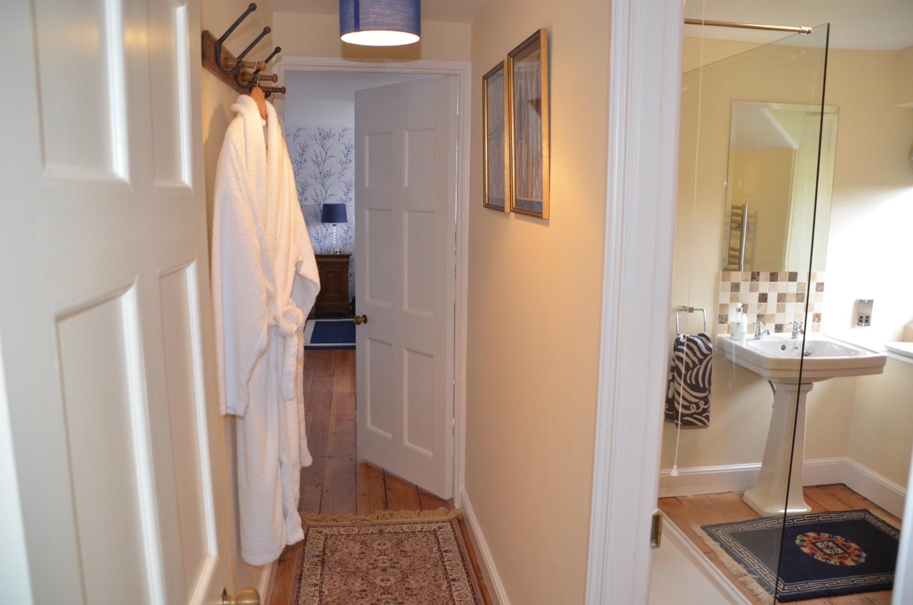 Deluxe King Room - Photo 4