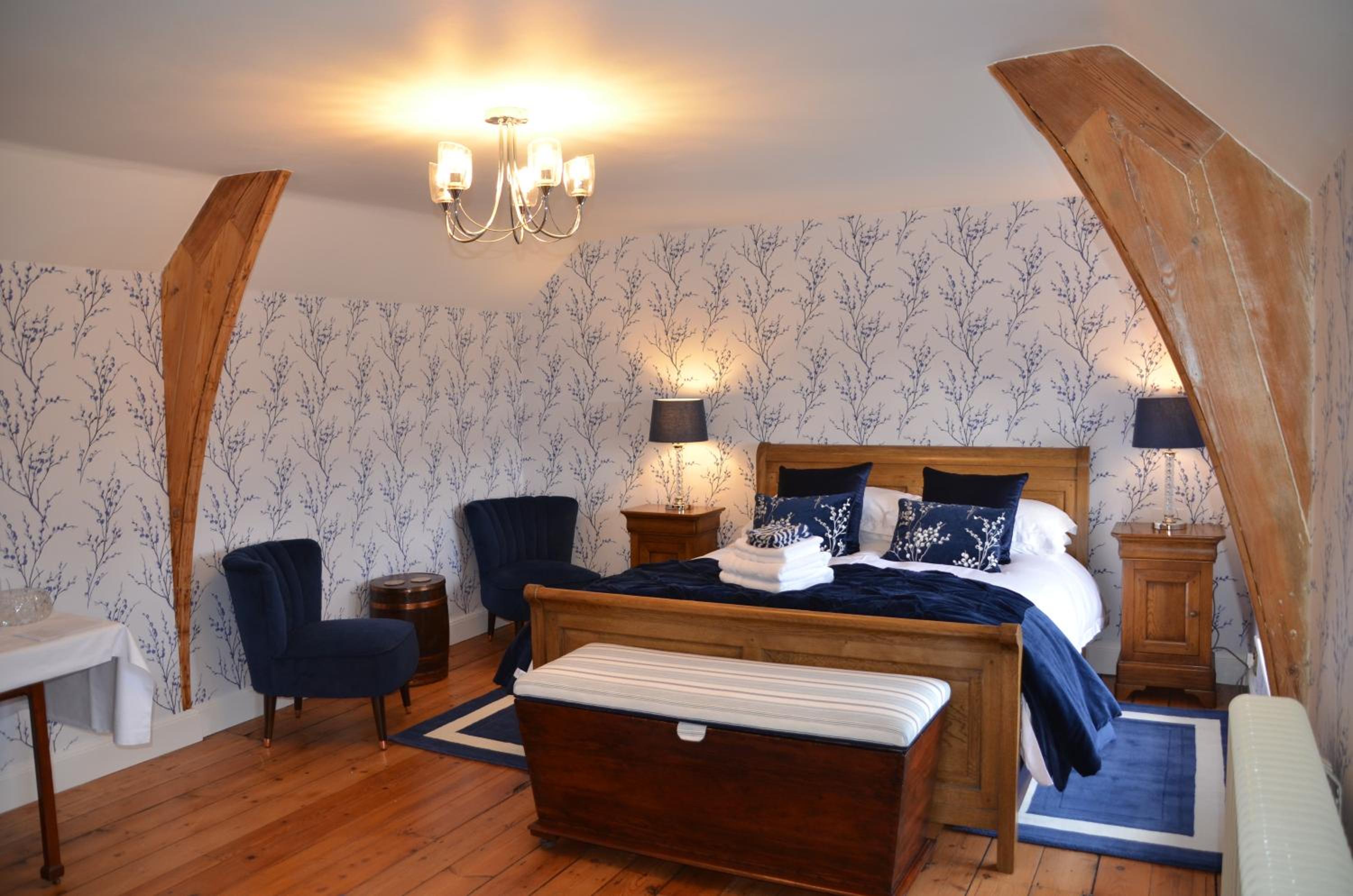 Deluxe King Room - Photo 14