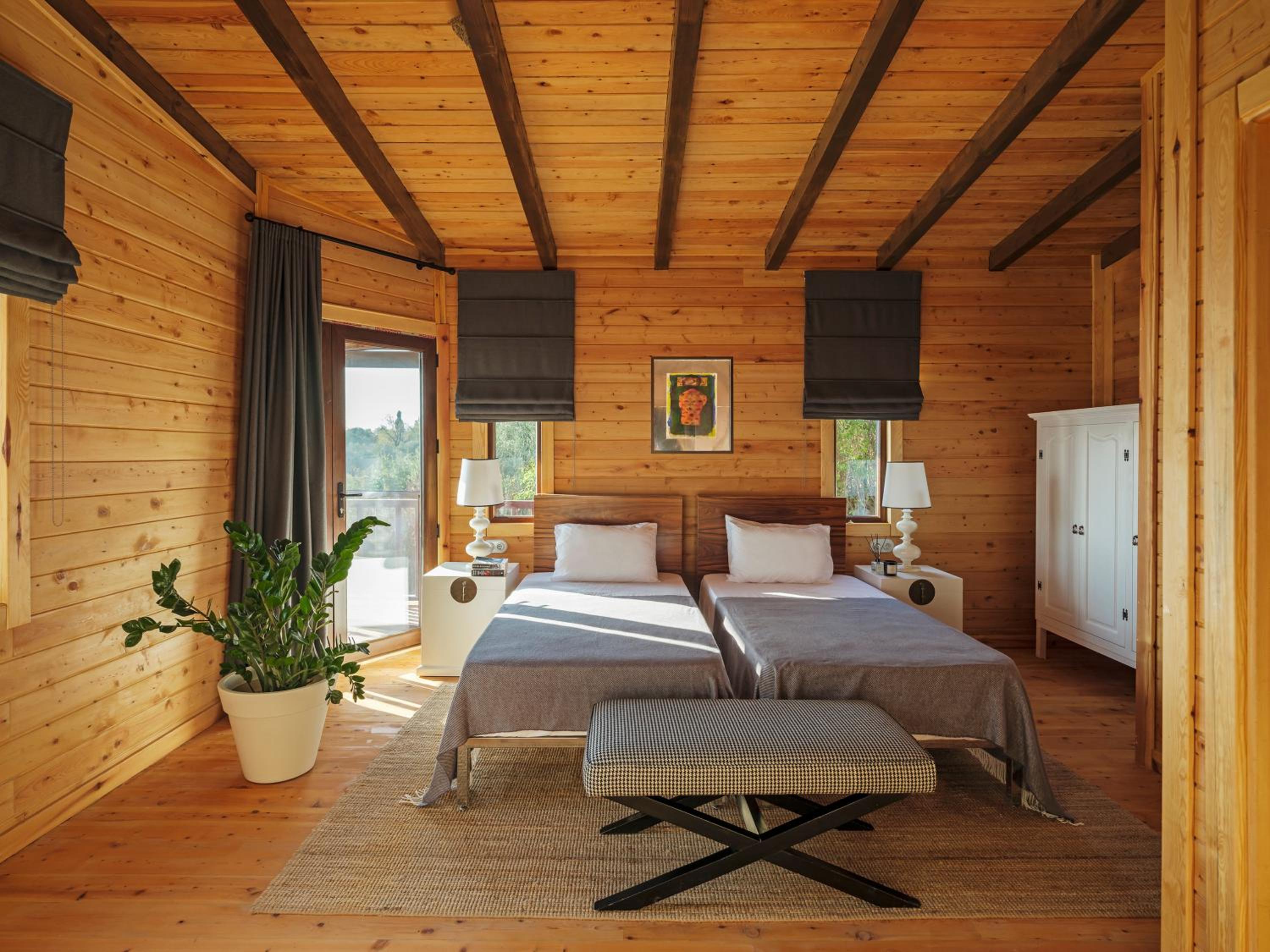 Deluxe Twin Room with Side Sea View & Balcony photo 3