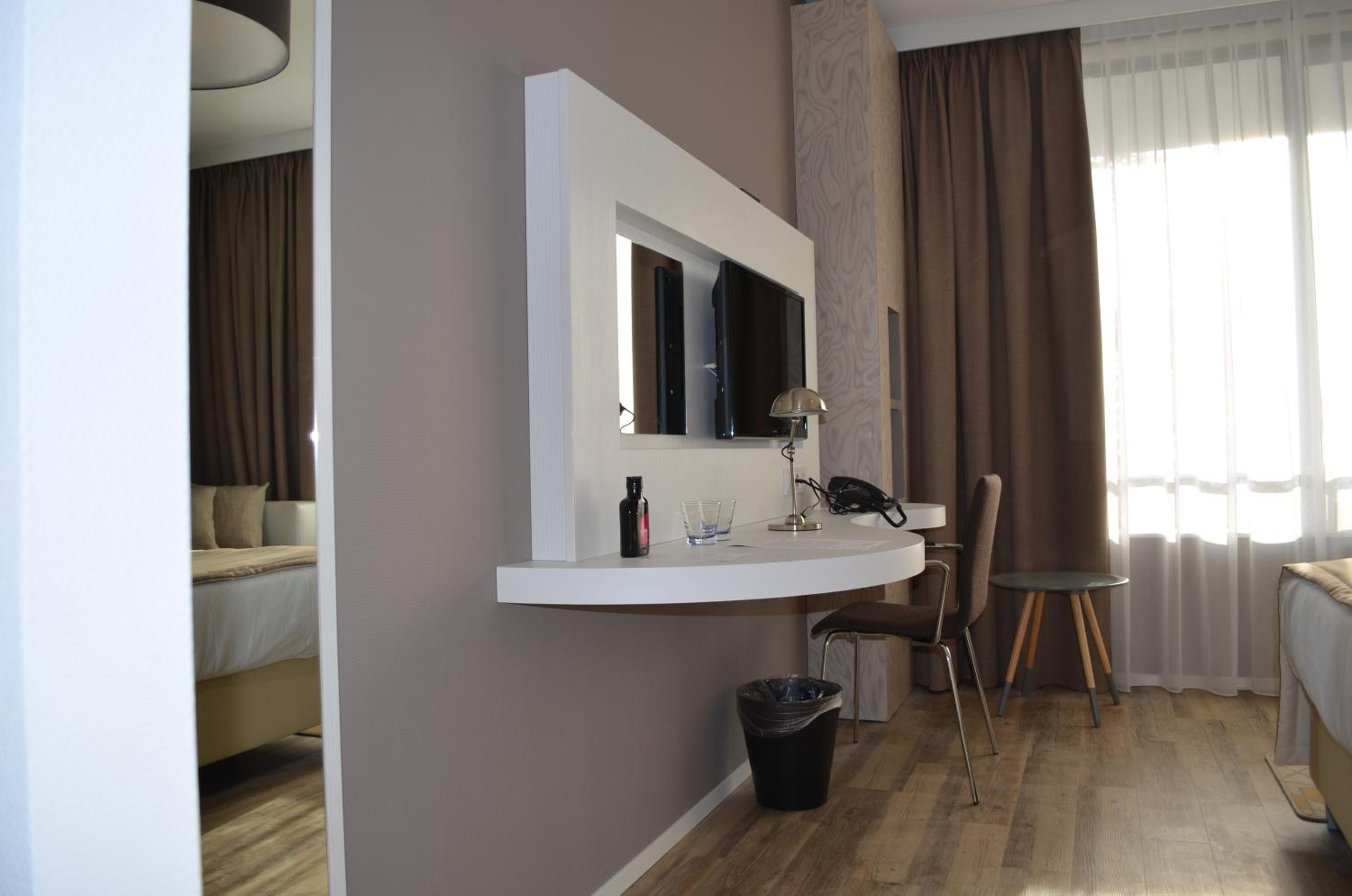 Deluxe Double Room with Shower - Photo 3