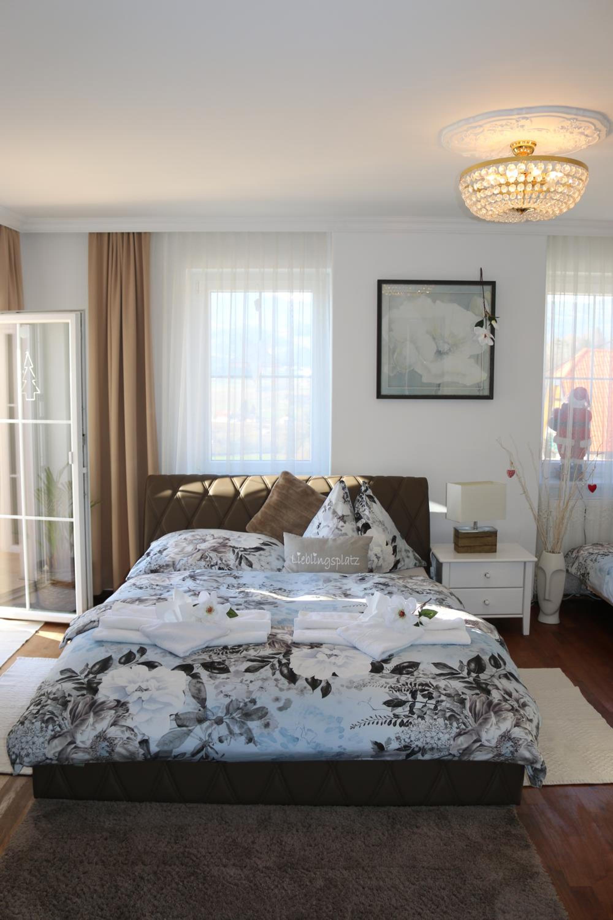 Apartment with Mountain View
