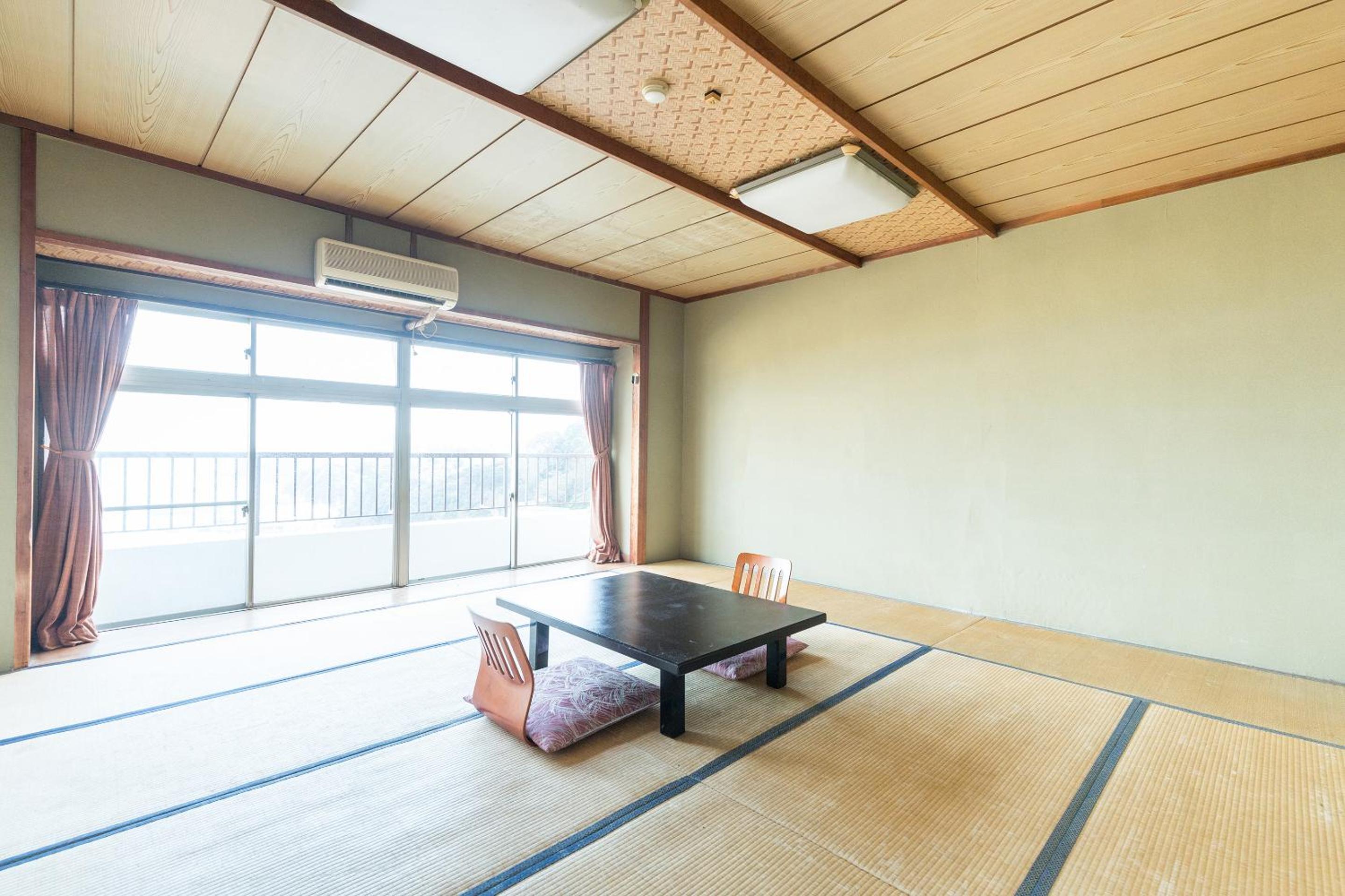 Japanese-Style Quadruple Room with Shared Bathroom - Smoking