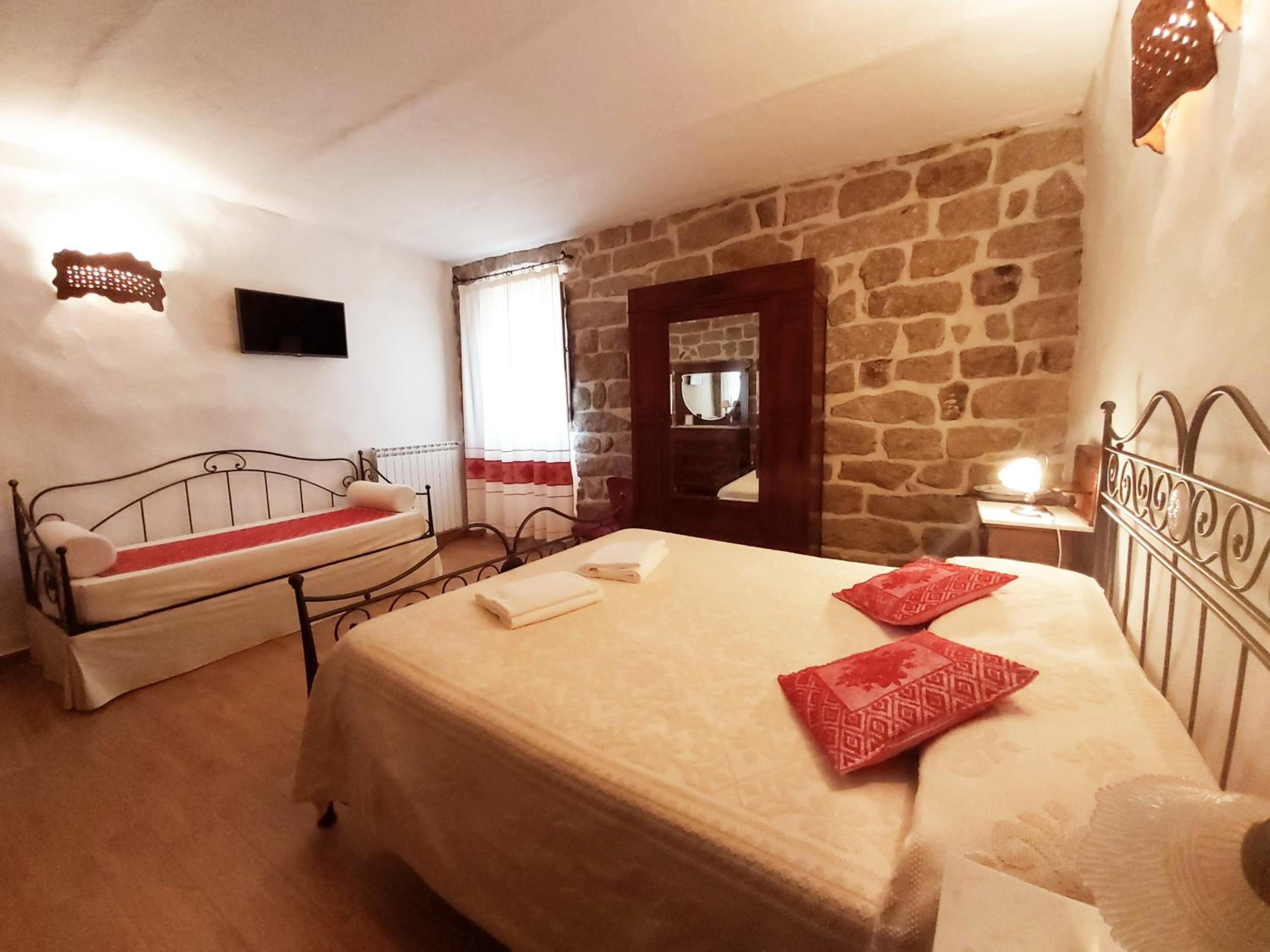 Deluxe Double Room with Extra Bed - Photo 2