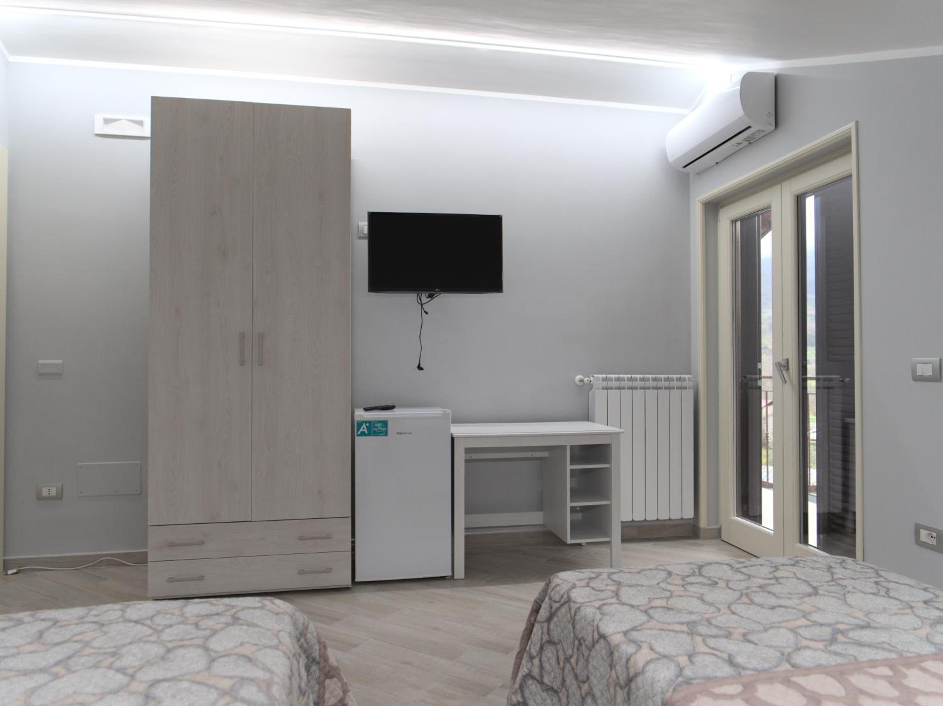 Standard Twin Room with Shared Bathroom photo 1