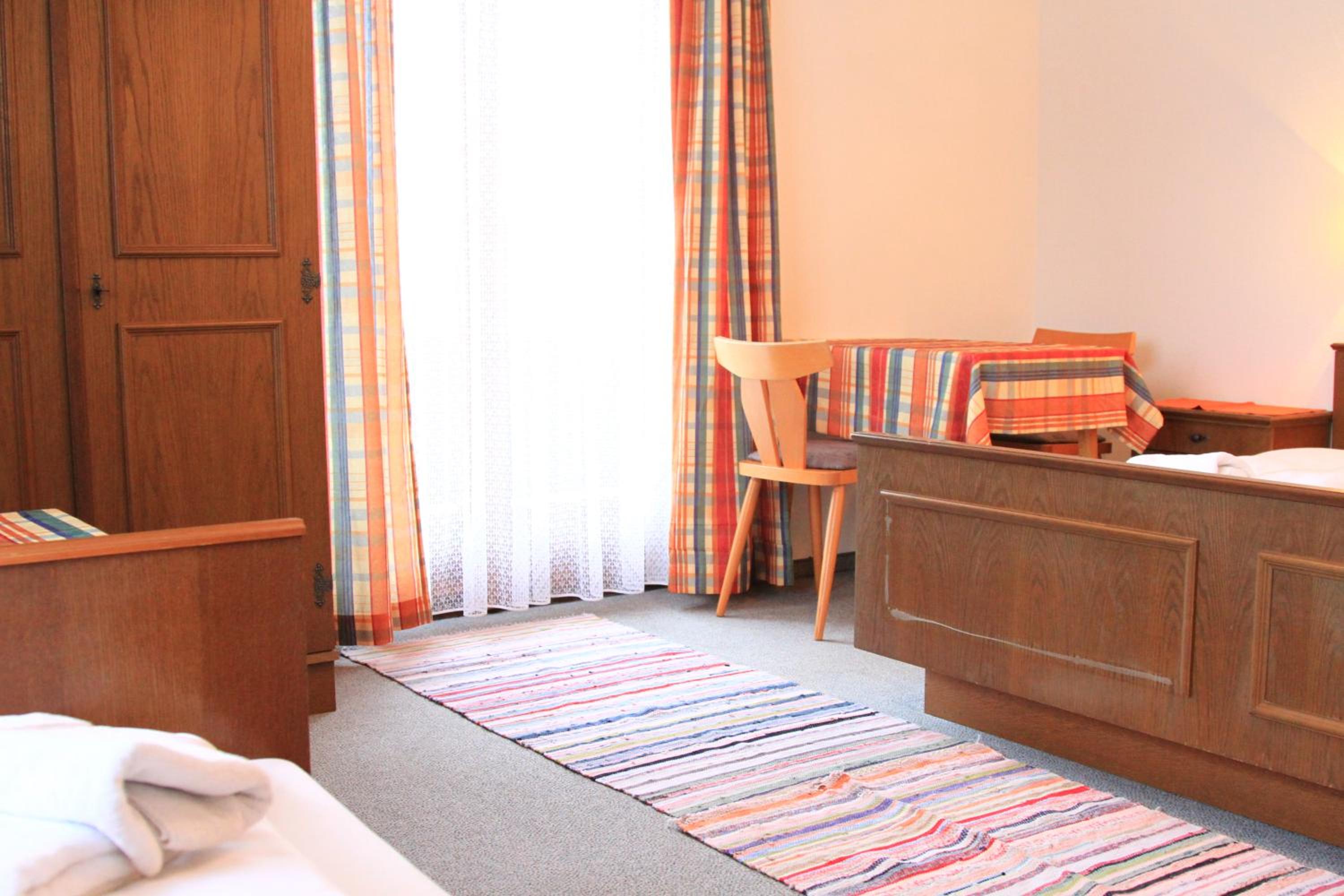 Five-Bedroom House photo 1