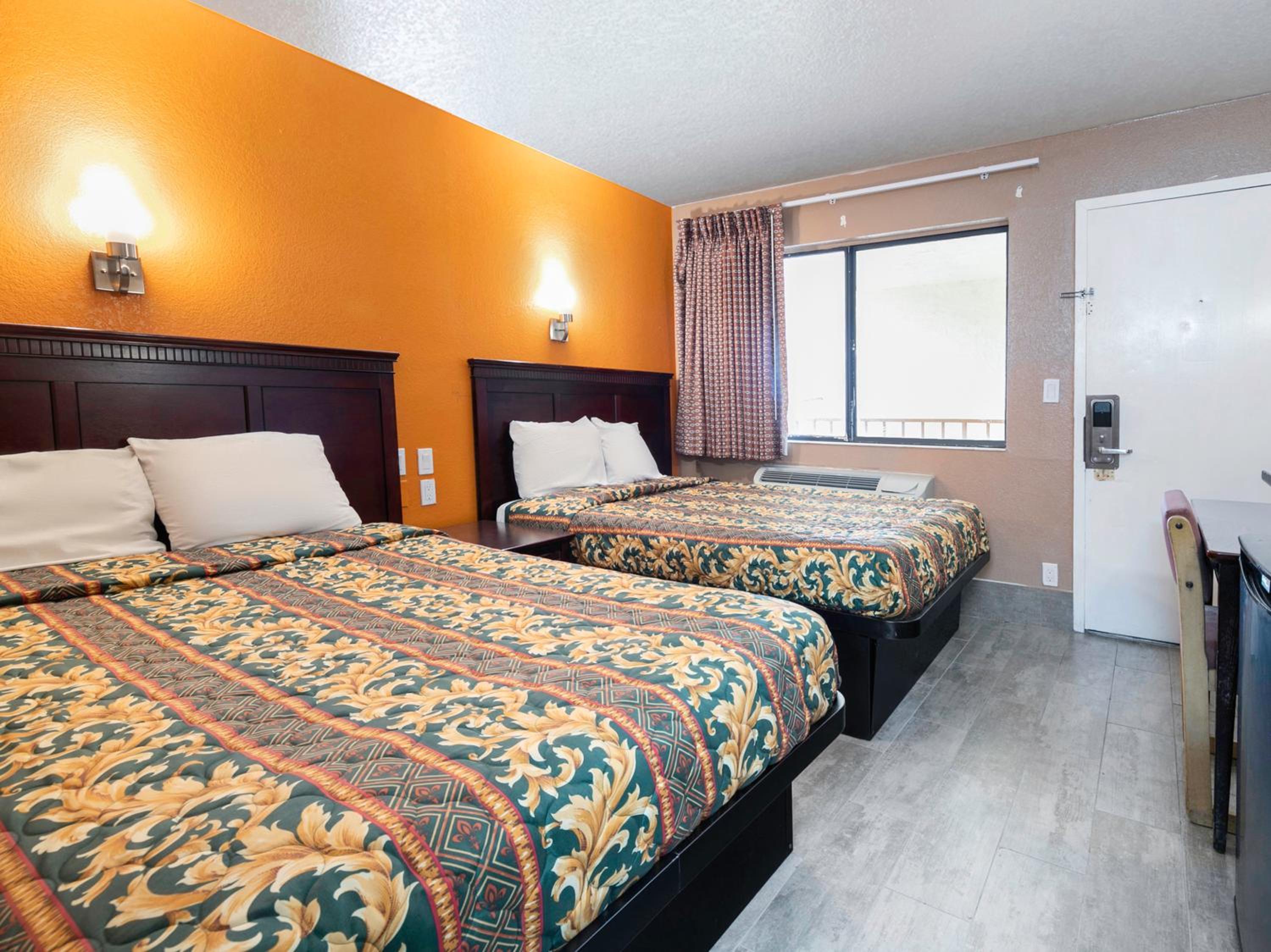 Double Room with Two Double Beds photo 3