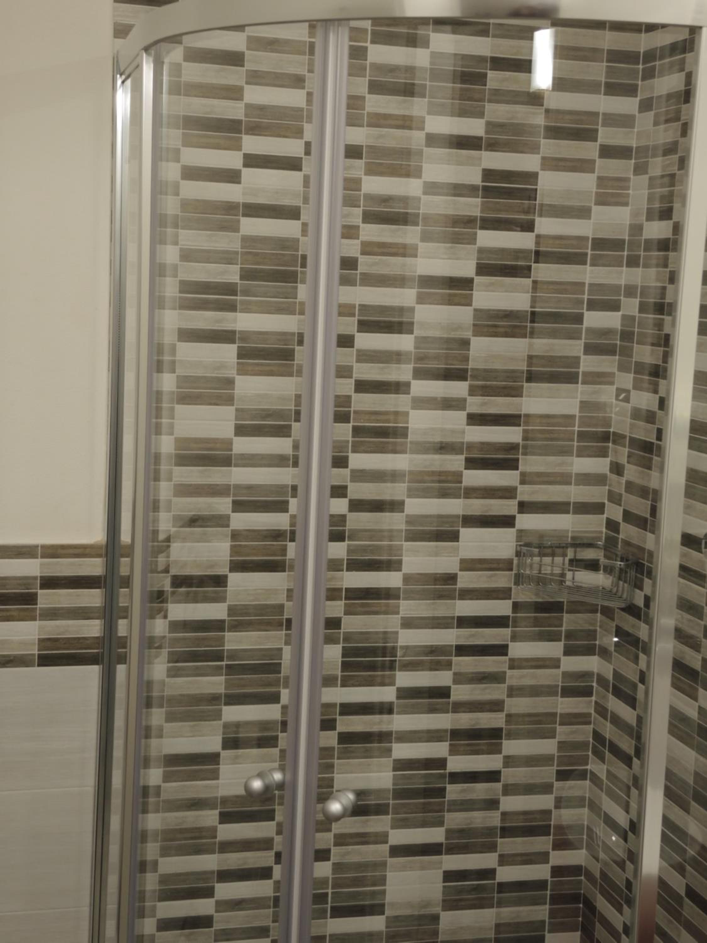 Double Room with Private Bathroom - Photo 17