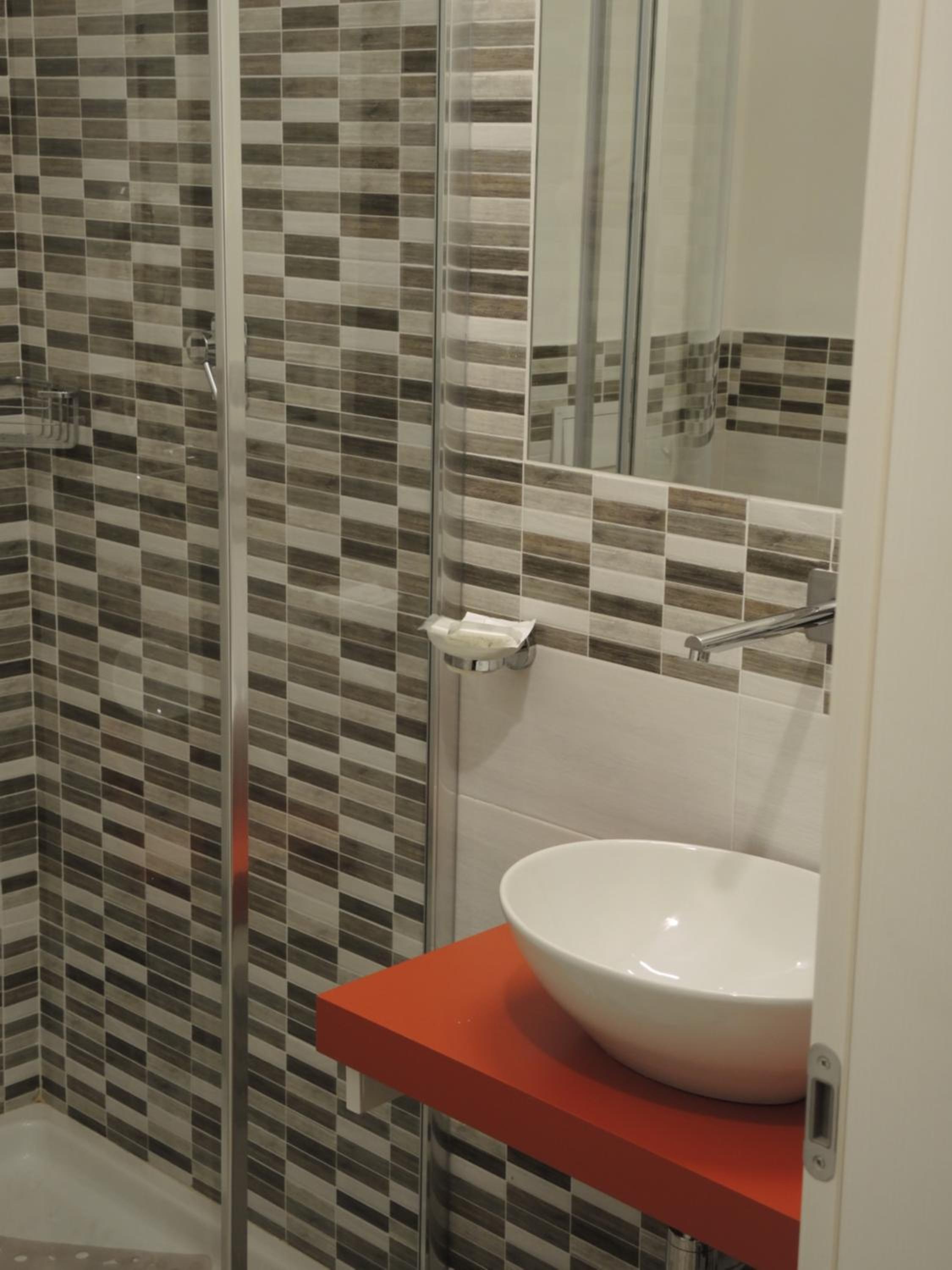 Double Room with Private Bathroom - Photo 16