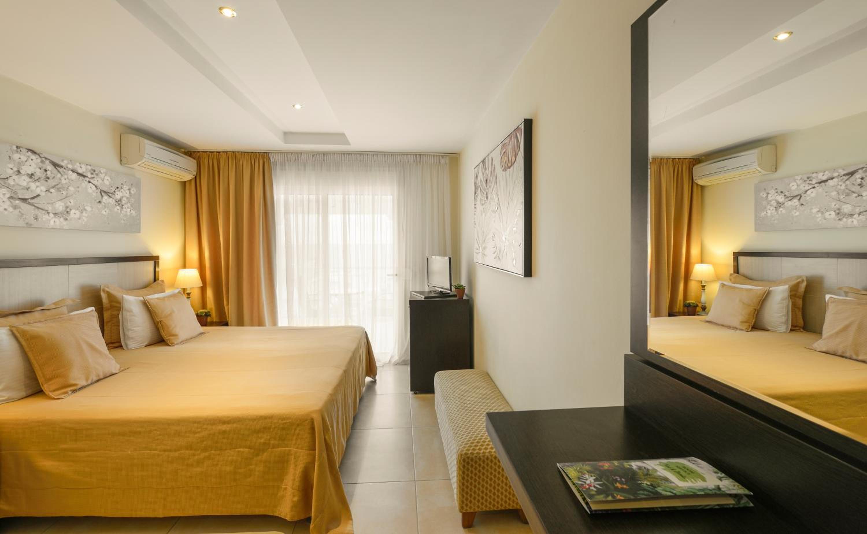 Superior Double or Twin Room with Sea View - Photo 1