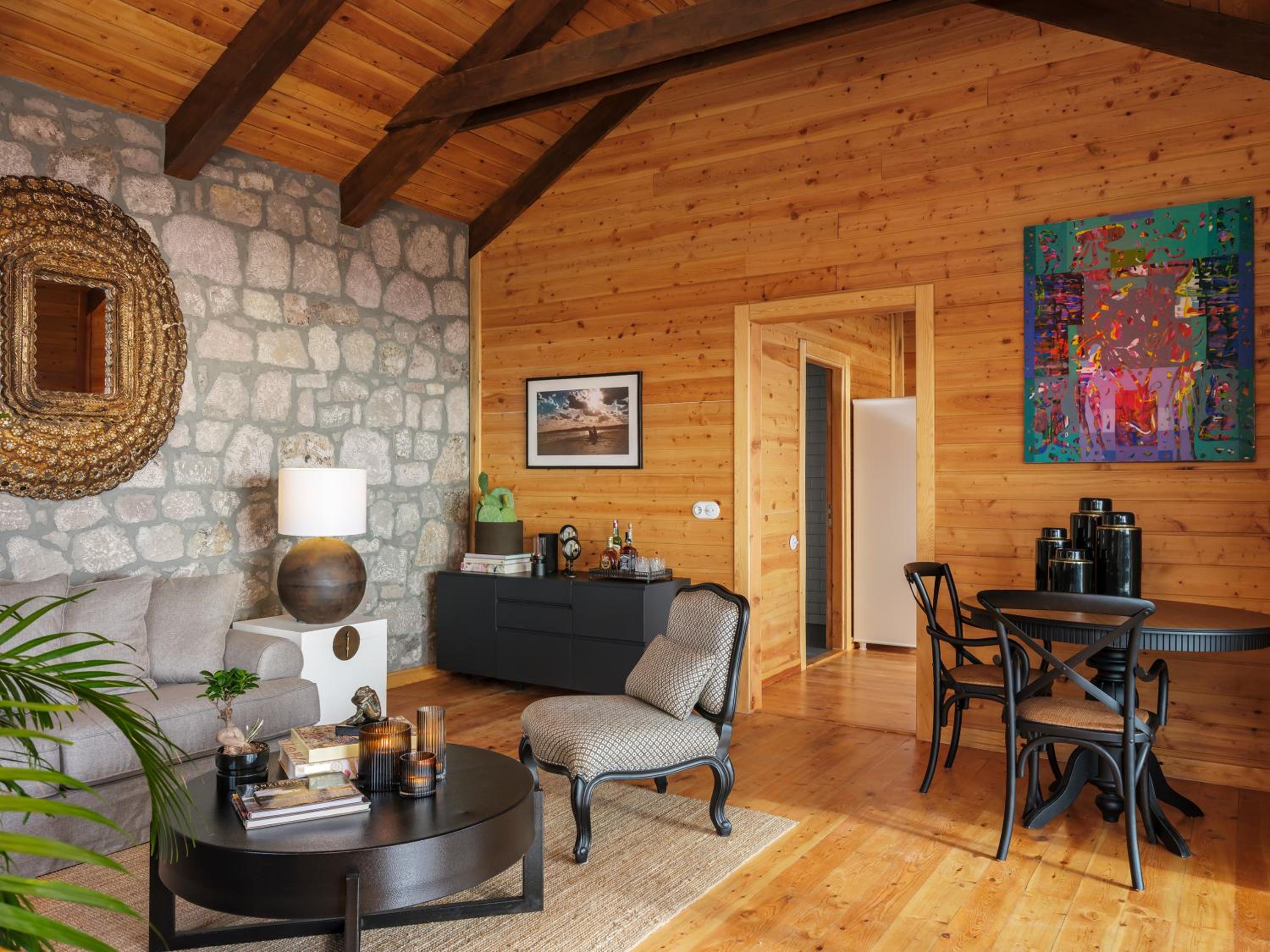 Deluxe Suite with Sea View - Photo 6